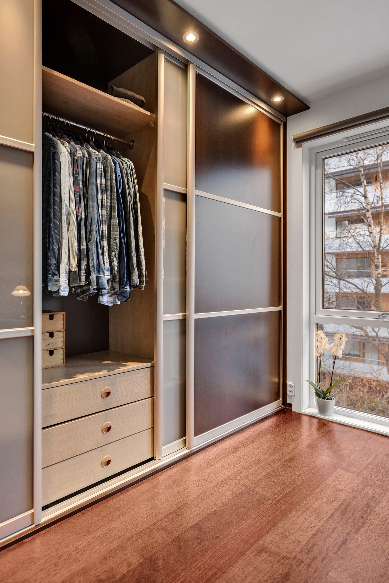 Skyvedørsgarderobe med gode oppbevaringsmuligheter. Galleribilde