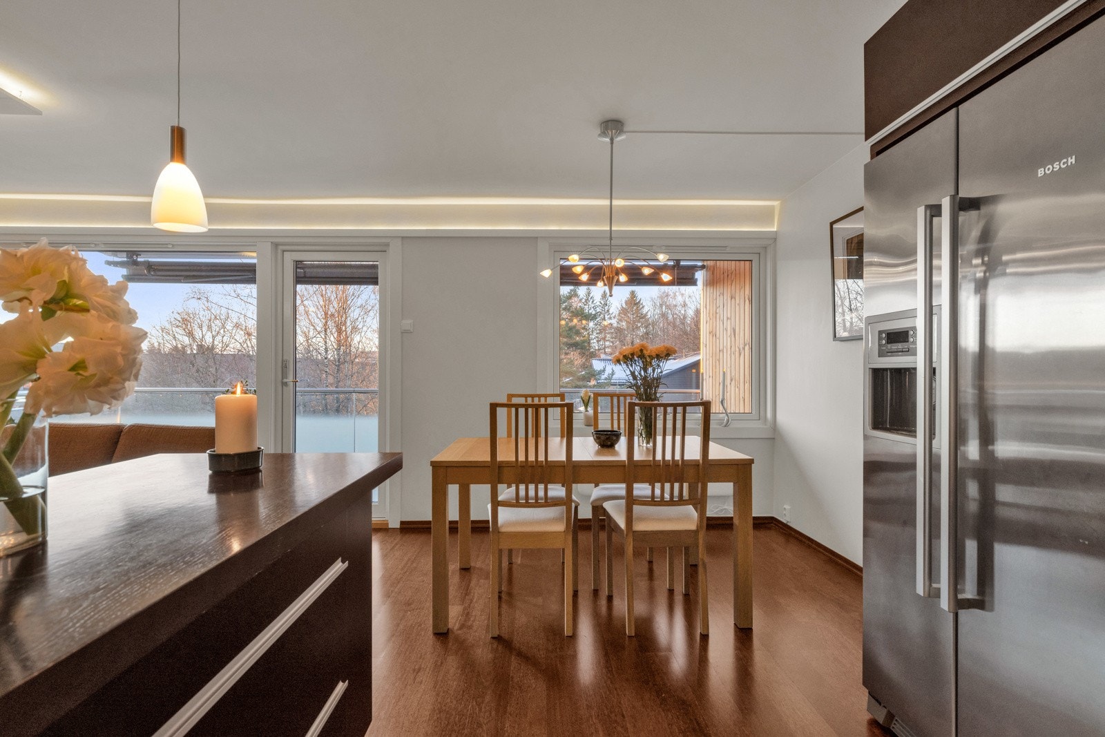 Store vindusflater slipper rikelig med naturlig lys inn i rommet og skaper en hyggelig atmosfære. Galleribilde