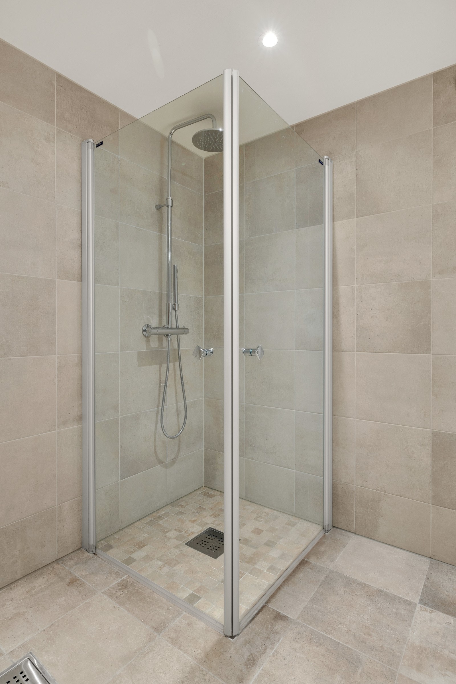 Dusjvegger i herdet glass Galleribilde