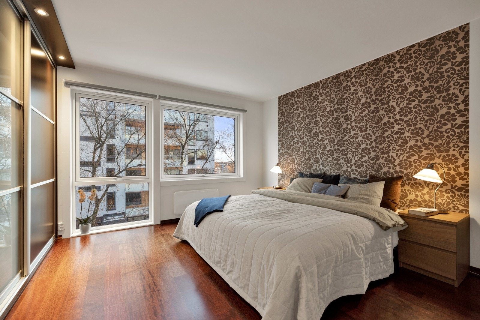 Romslig hovedsoverom med god plass til dobbeltseng, nattbord og tilhørende skyvedørsgarderobe. Galleribilde