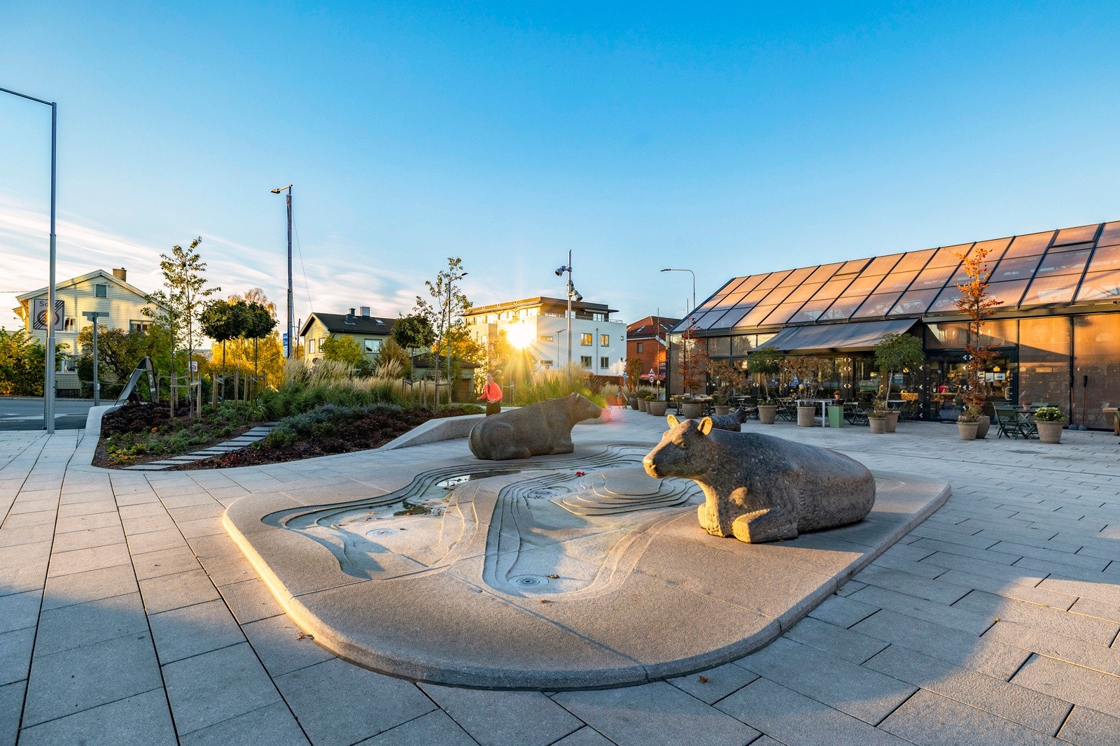 En kort spasertur til Nye Røa sentrum, med flere butikker, kafeer og restauranter. Galleribilde