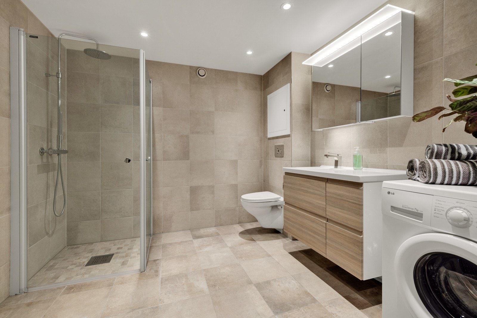 Bad totalrenovert i 2017 i regi av borettslaget med tilhørende utskifting av soil- og avløpsrør. Galleribilde