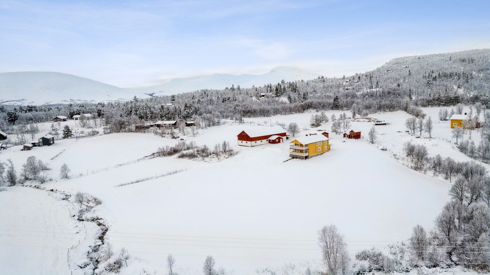 Dronebilde over eiendommen og grenda Galleribilde