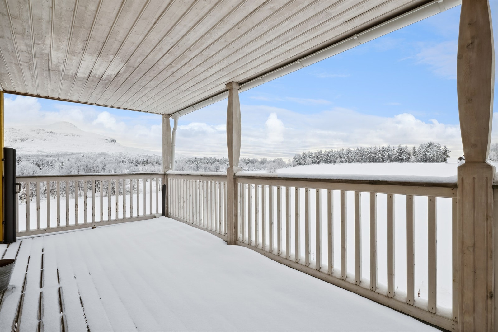 Terrasse med utsikt mot Sålekinna. Galleribilde