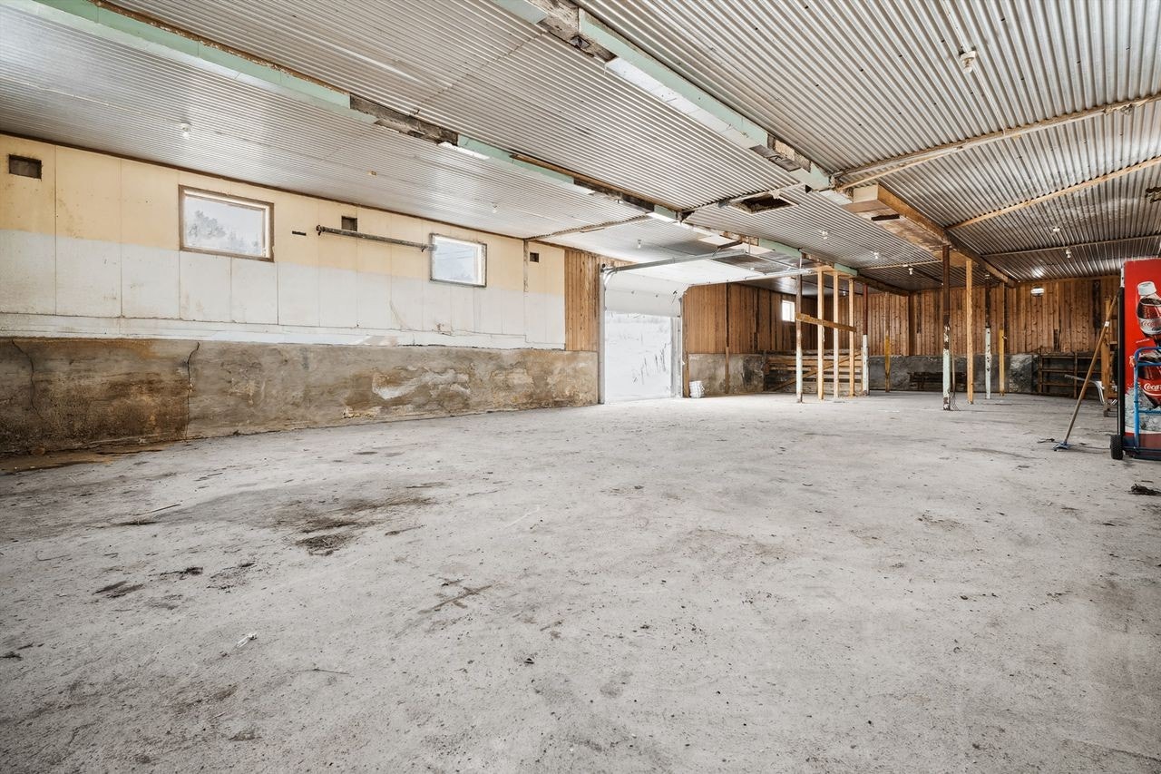 Driftsbygningen er åpnet opp og inneholder et stort lagerrom. Nyere leddport. Galleribilde