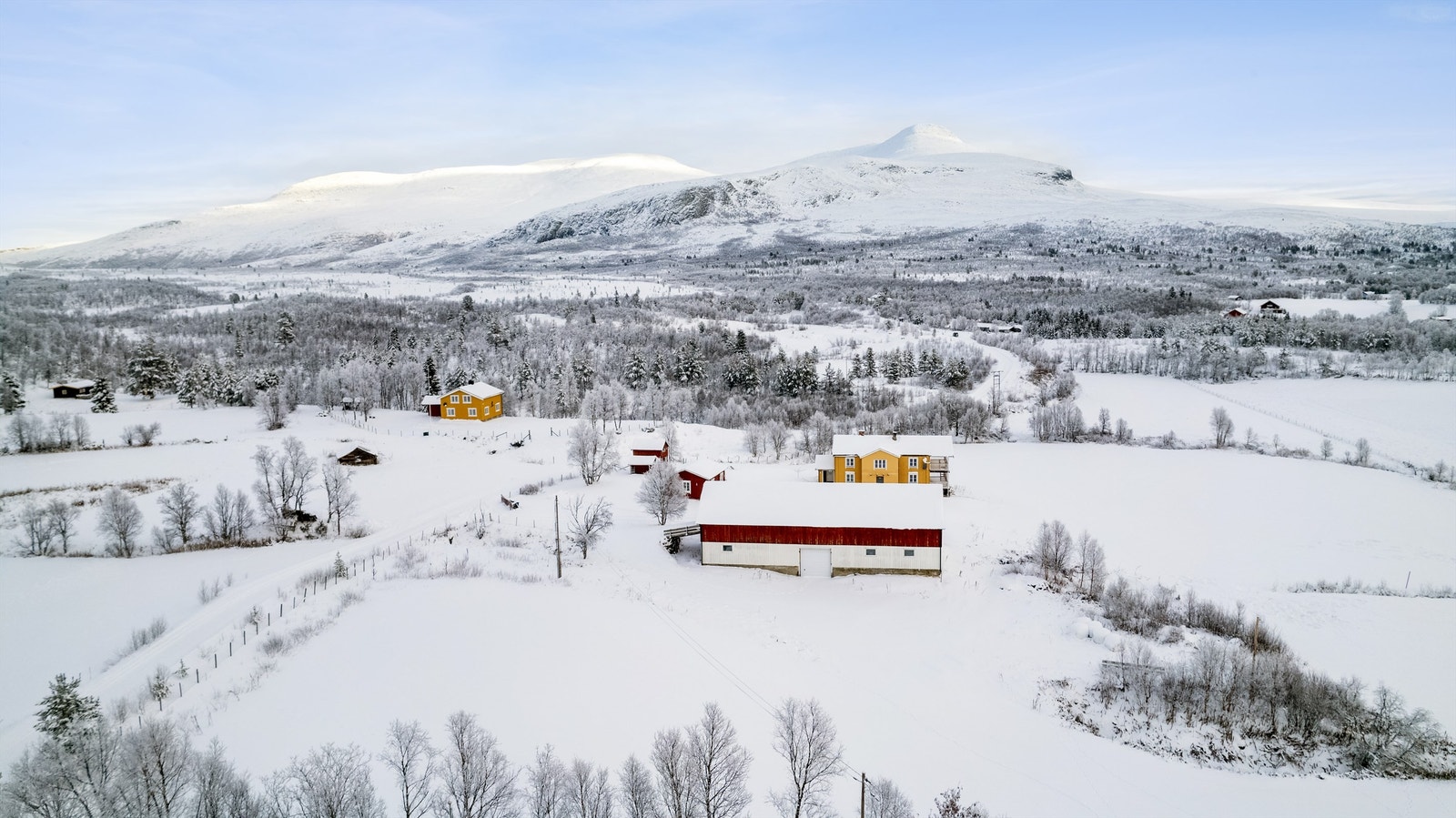 Eiendommen og den fantastiske utsikten mot blant annet Sålekinna. Galleribilde