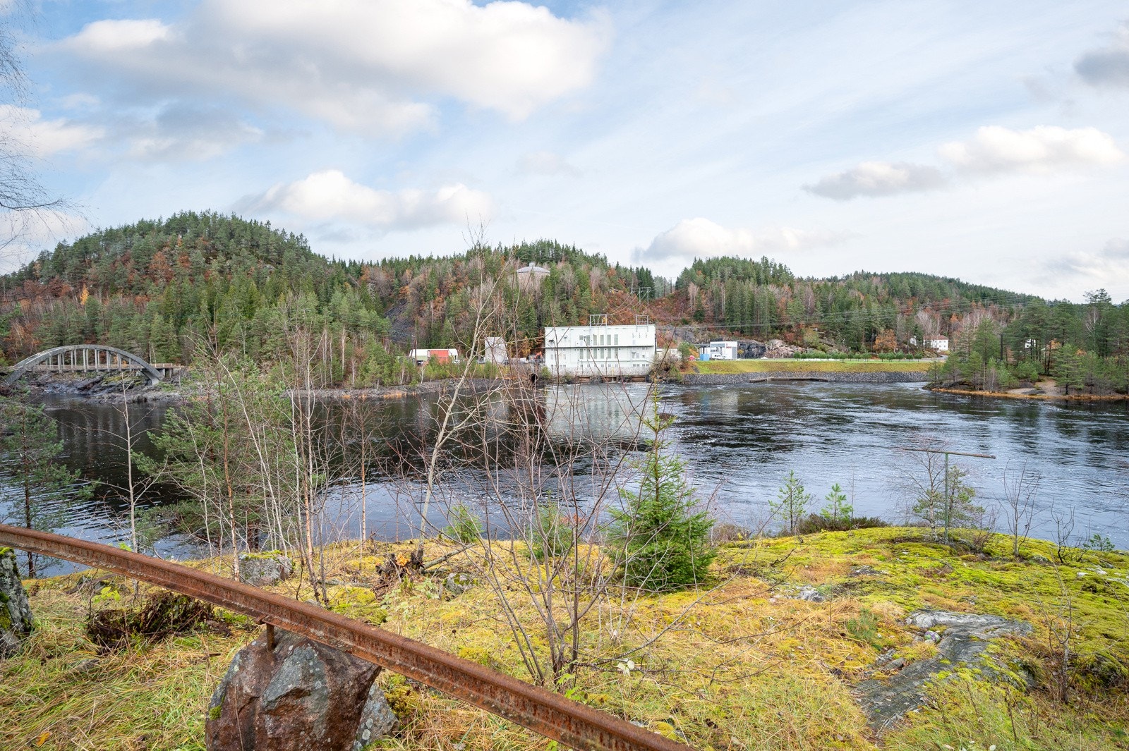 Utsikt over elva mot Iveland kraftverk Galleribilde