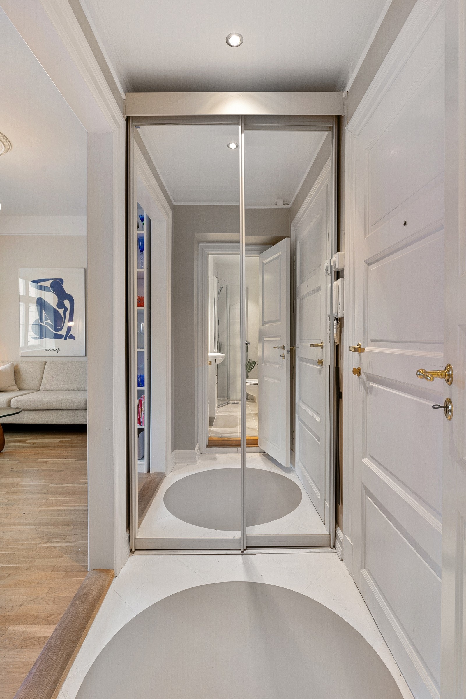 I tillegg til innvendig oppbevaring er det 2 tilhørende boder (kjeller + loft) Galleribilde