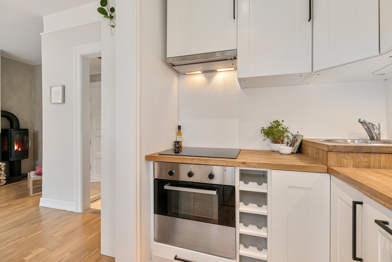 Hvitevarer som oppvaskmaskin, komfyr, platetopp og kjøleskap m/fryser Galleribilde