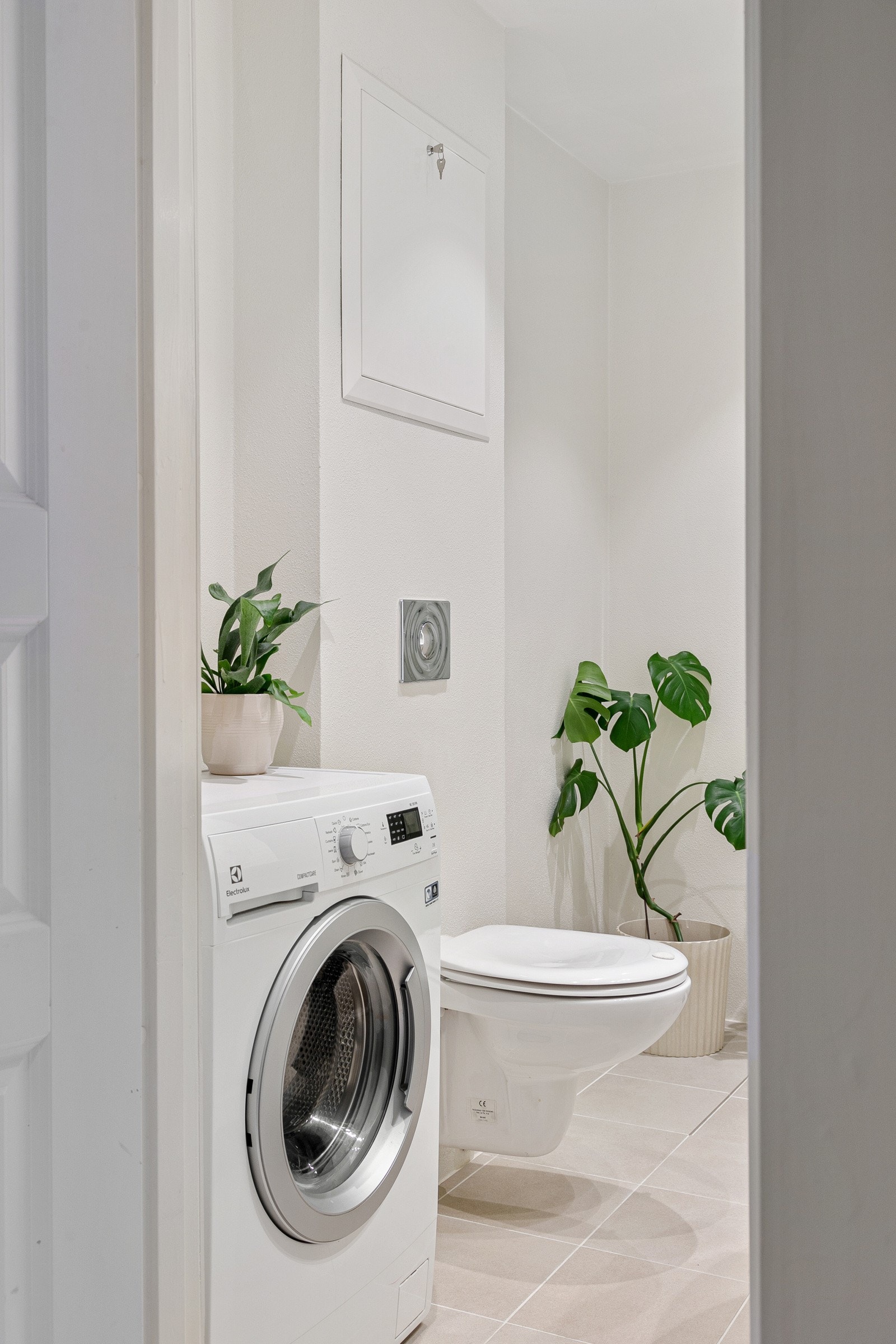 Tilgang til moderne bad fra entré / gang Galleribilde