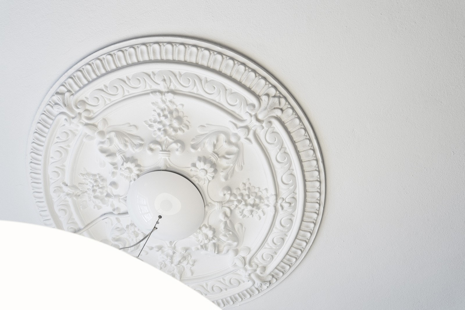 Sjarmerende rosett i himling Galleribilde