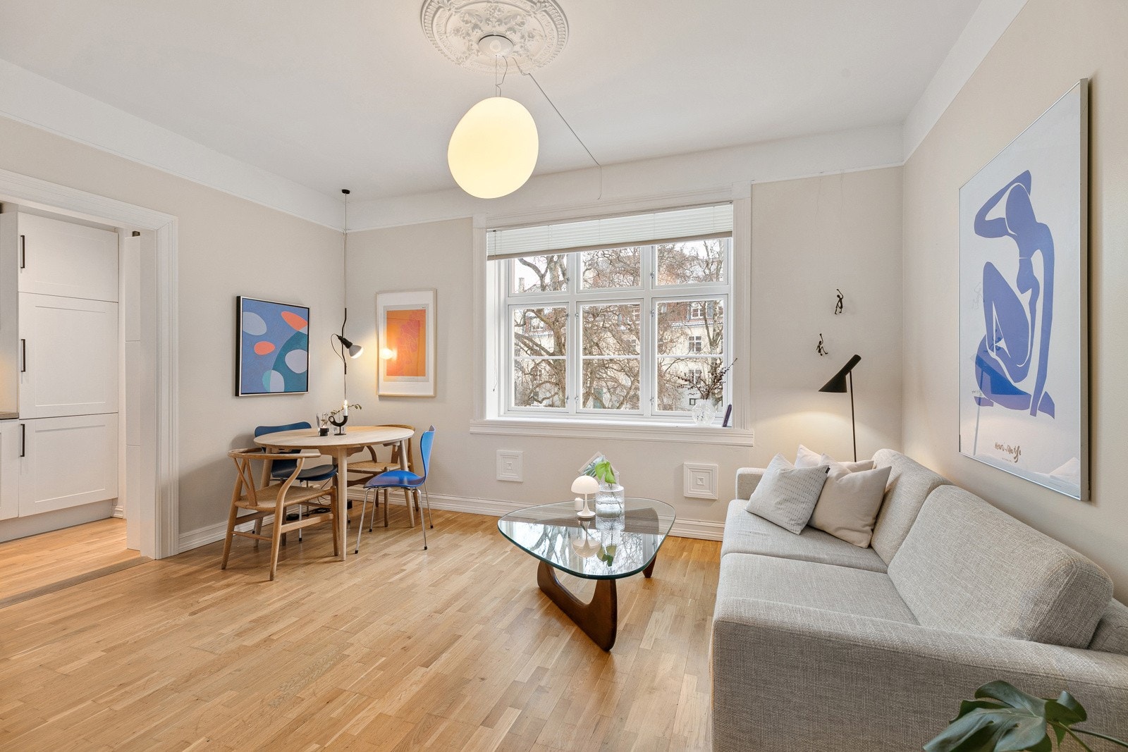 God intern beliggenhet og vender i sin helhet mot grønn og frodig bakgård Galleribilde