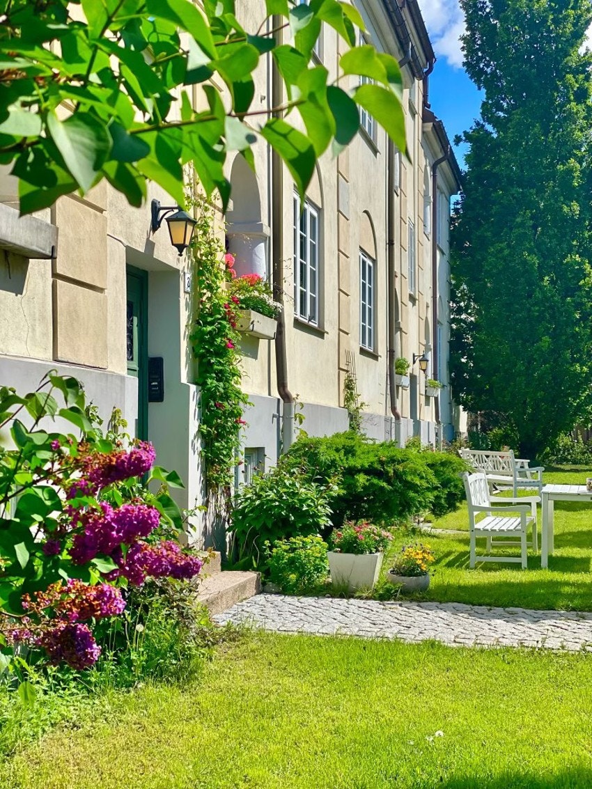 Forhager foran bebyggelsen Galleribilde