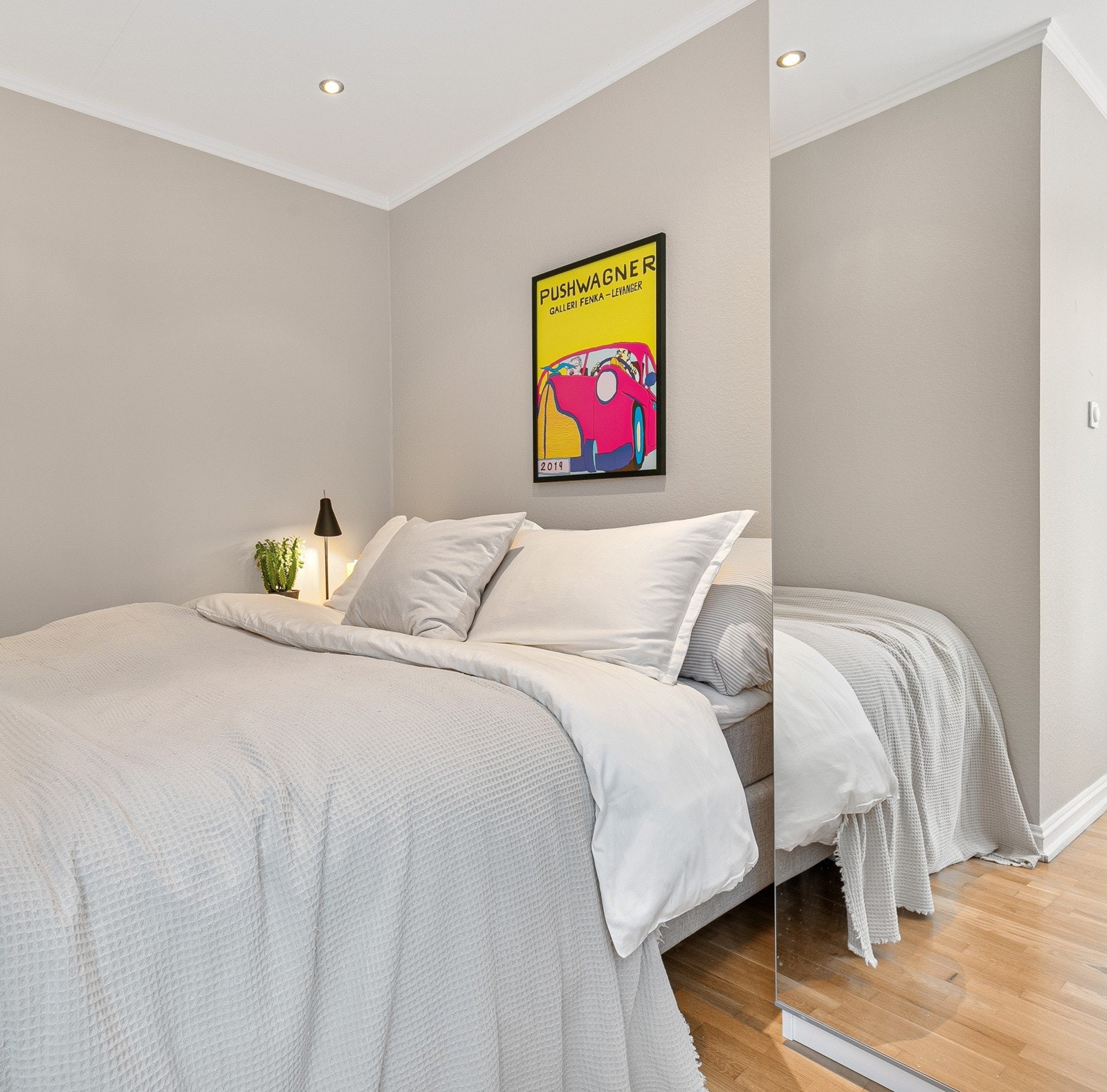 Plass for romslig seng samt garderobeløsning Galleribilde