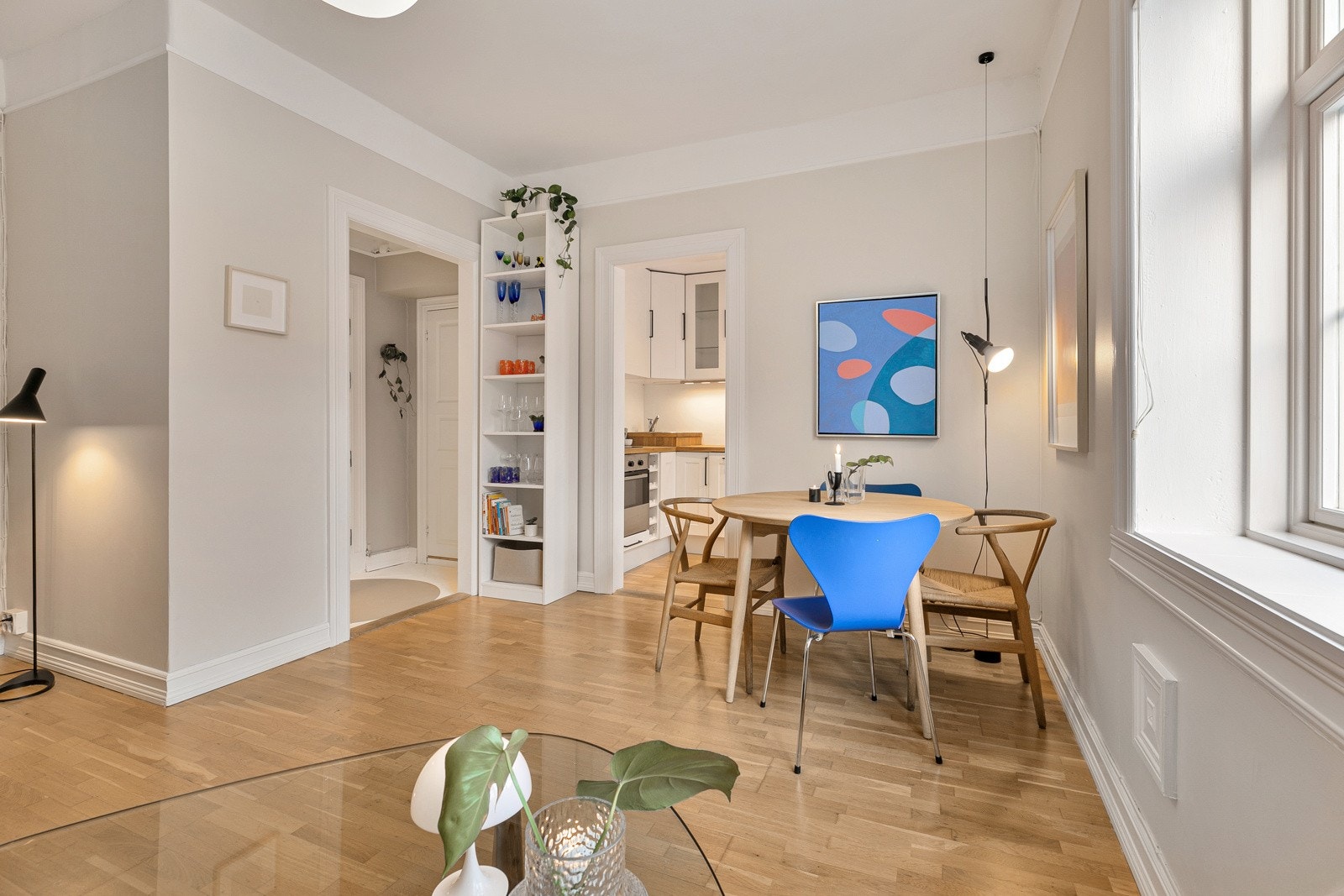 Stuen har en generøs takhøyde på ca. 2,81 m. Galleribilde