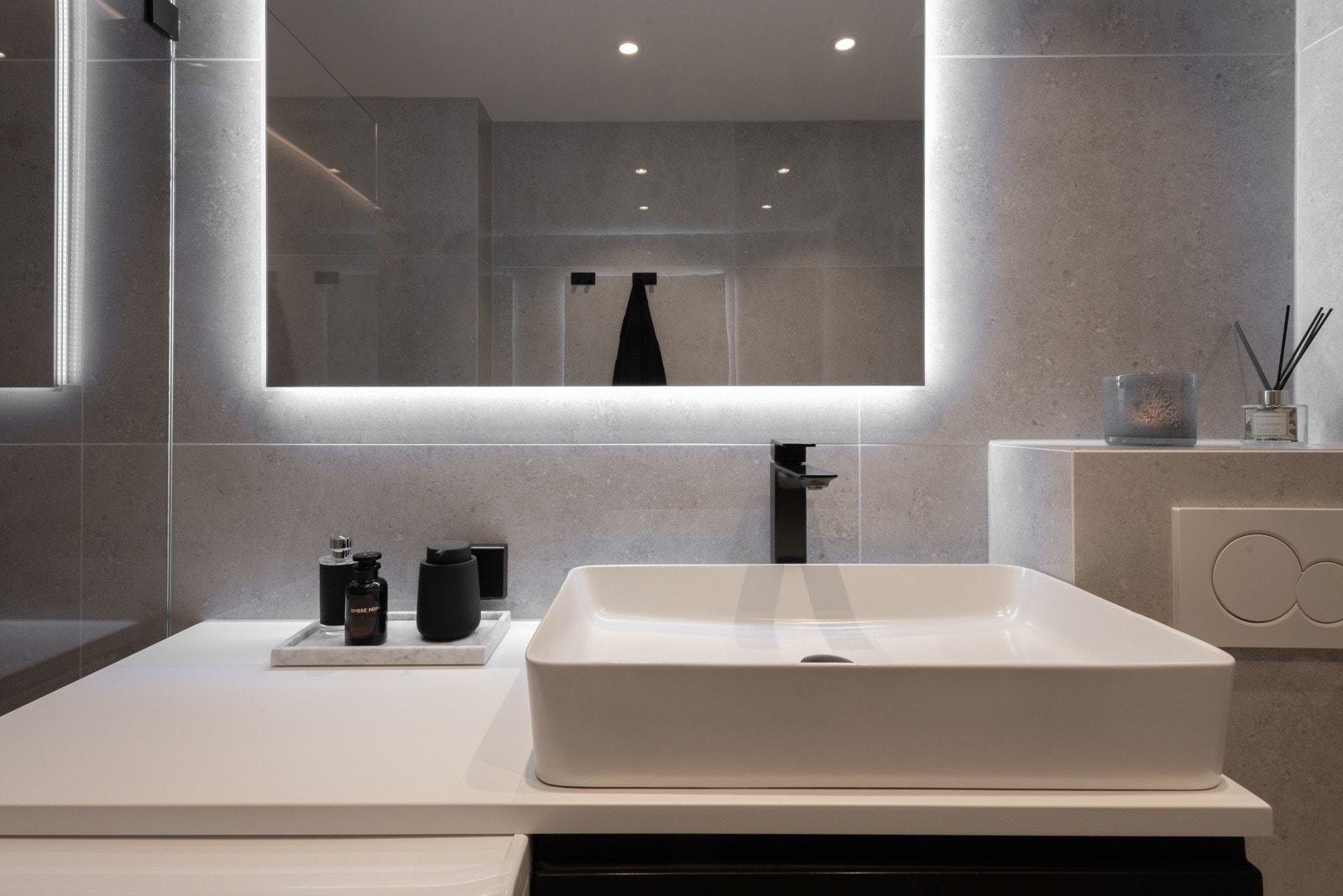 Badet er av god størrelse, og har mange praktiske og lekre detaljer. Galleribilde