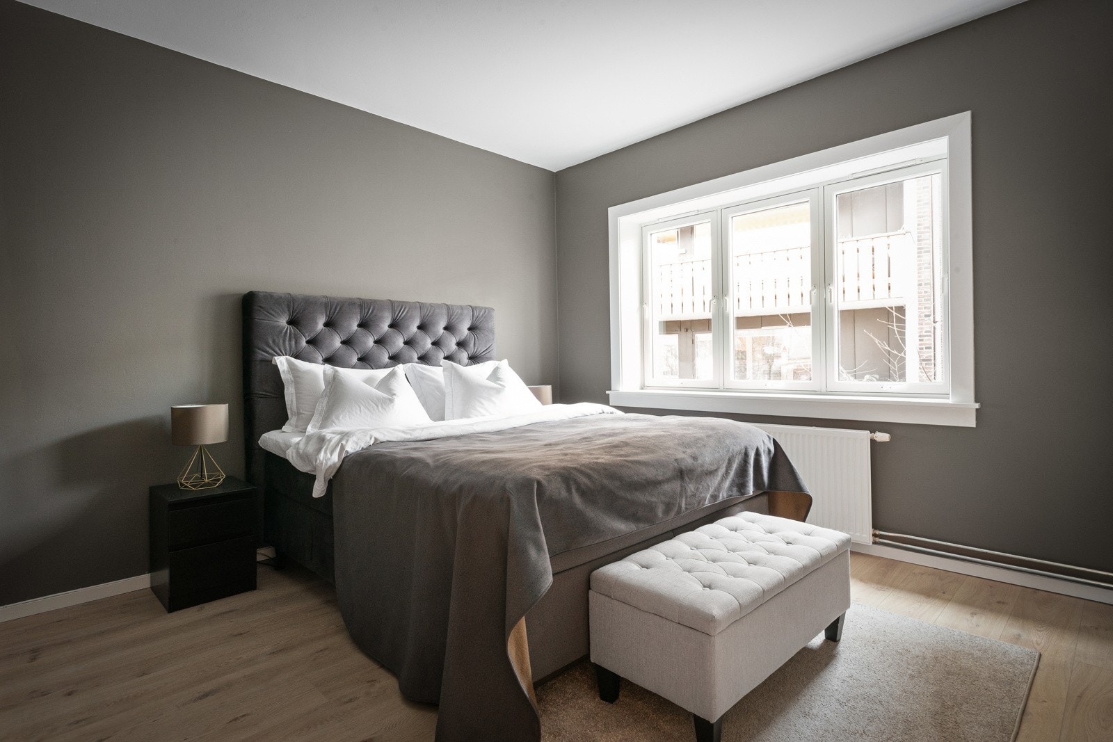 Hovedsoverommet har god plass til dobbeltseng og annet soveromsmøblement. Galleribilde