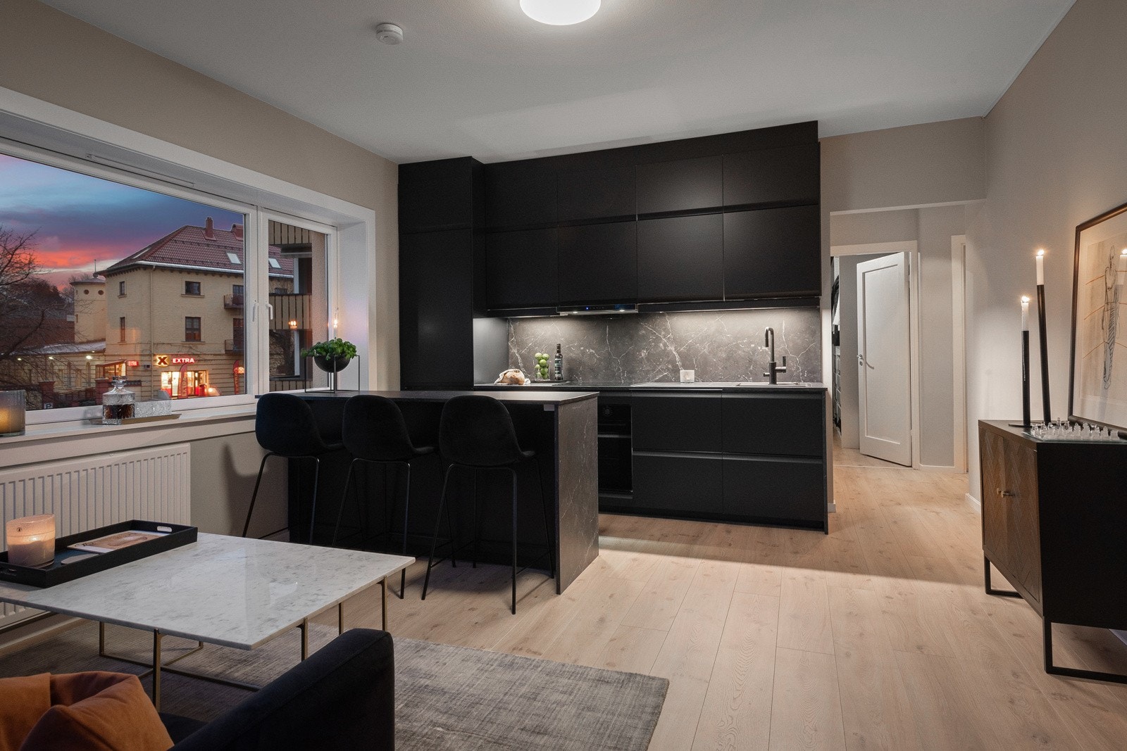 Kjøkkenøyen legger til rette for flere typer bruk, og fungerer fint som et skille mellom kjøkkenet og stuen. Galleribilde