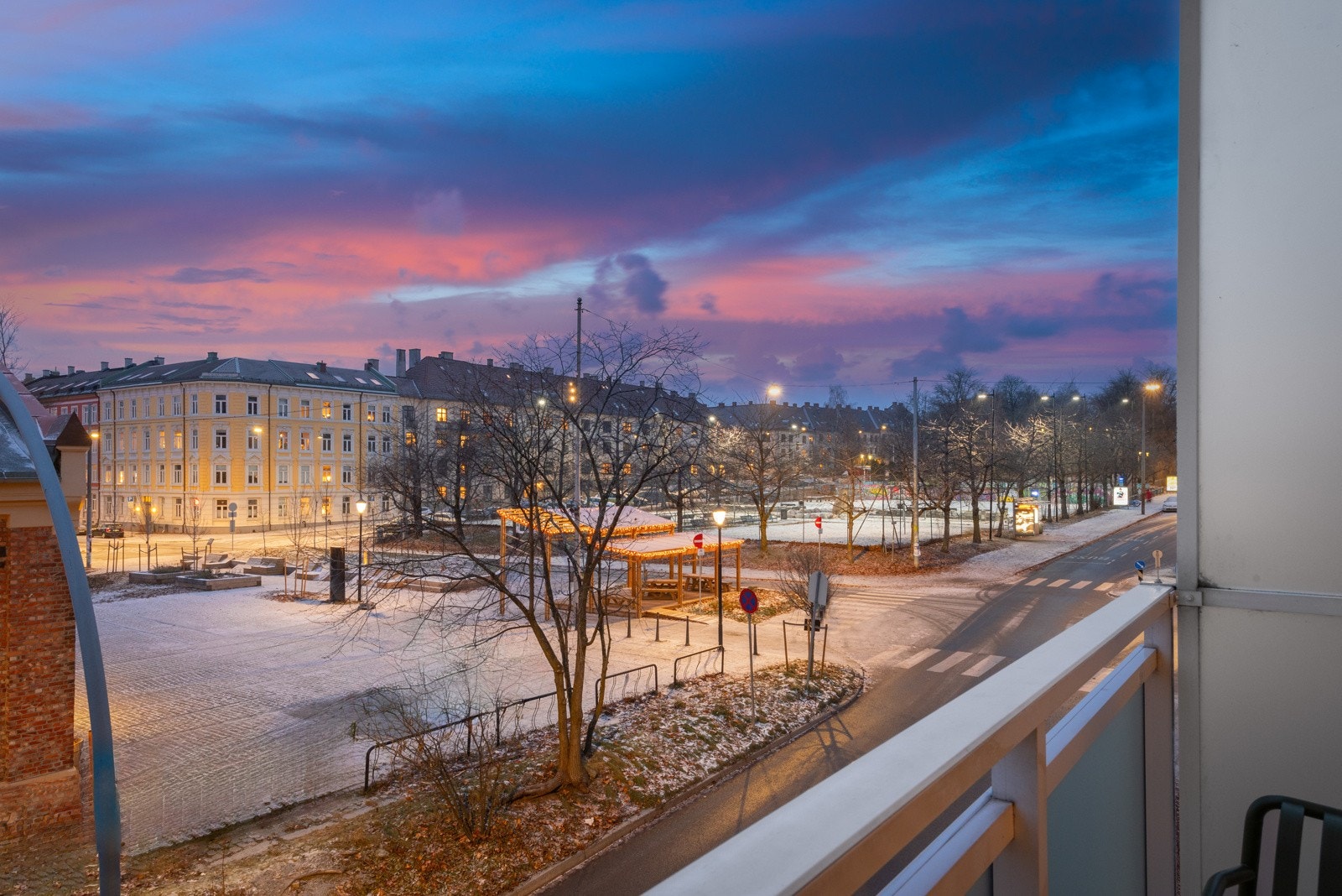 Balkongen fungerer fint som et ekstra rom i den varme årstiden. Galleribilde