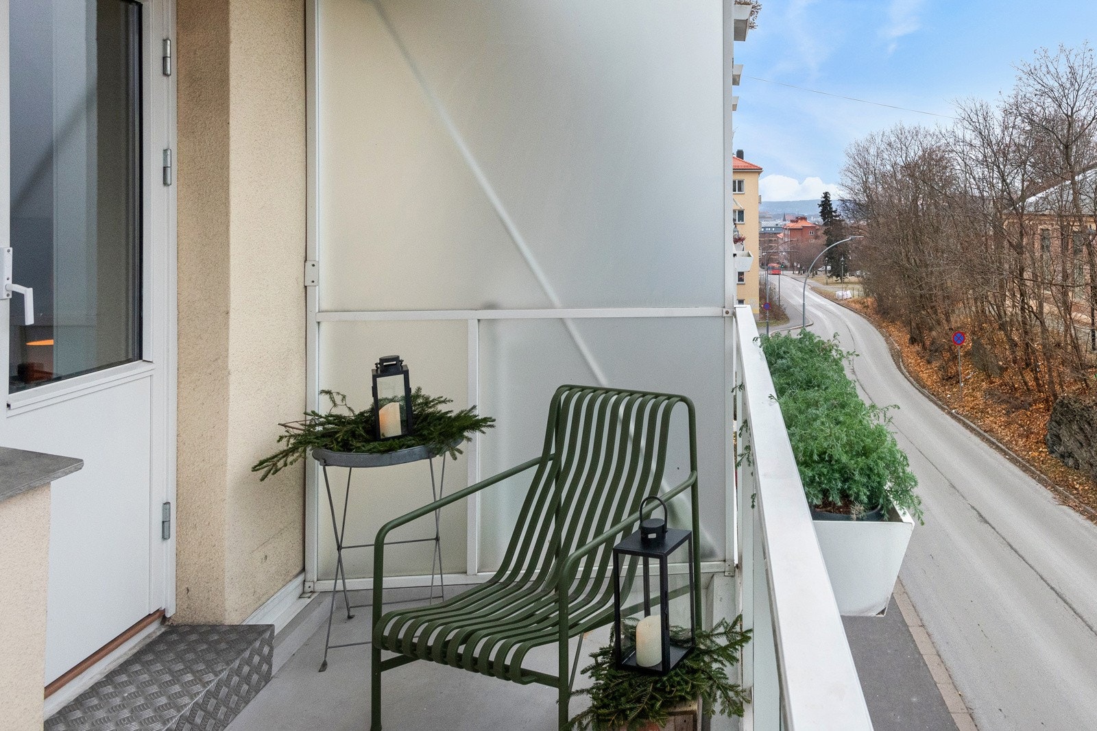 Balkongen kan innredes med en liten sittegruppe mm. Galleribilde