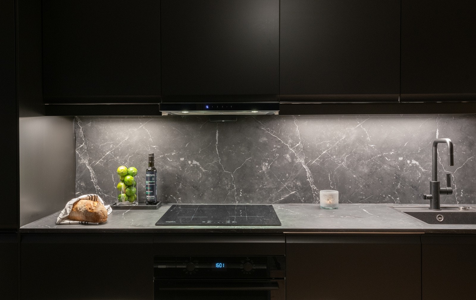 Kjøkkenet har integrerte hvitevarer og rikelig med muligheter for oppbevaring. Galleribilde