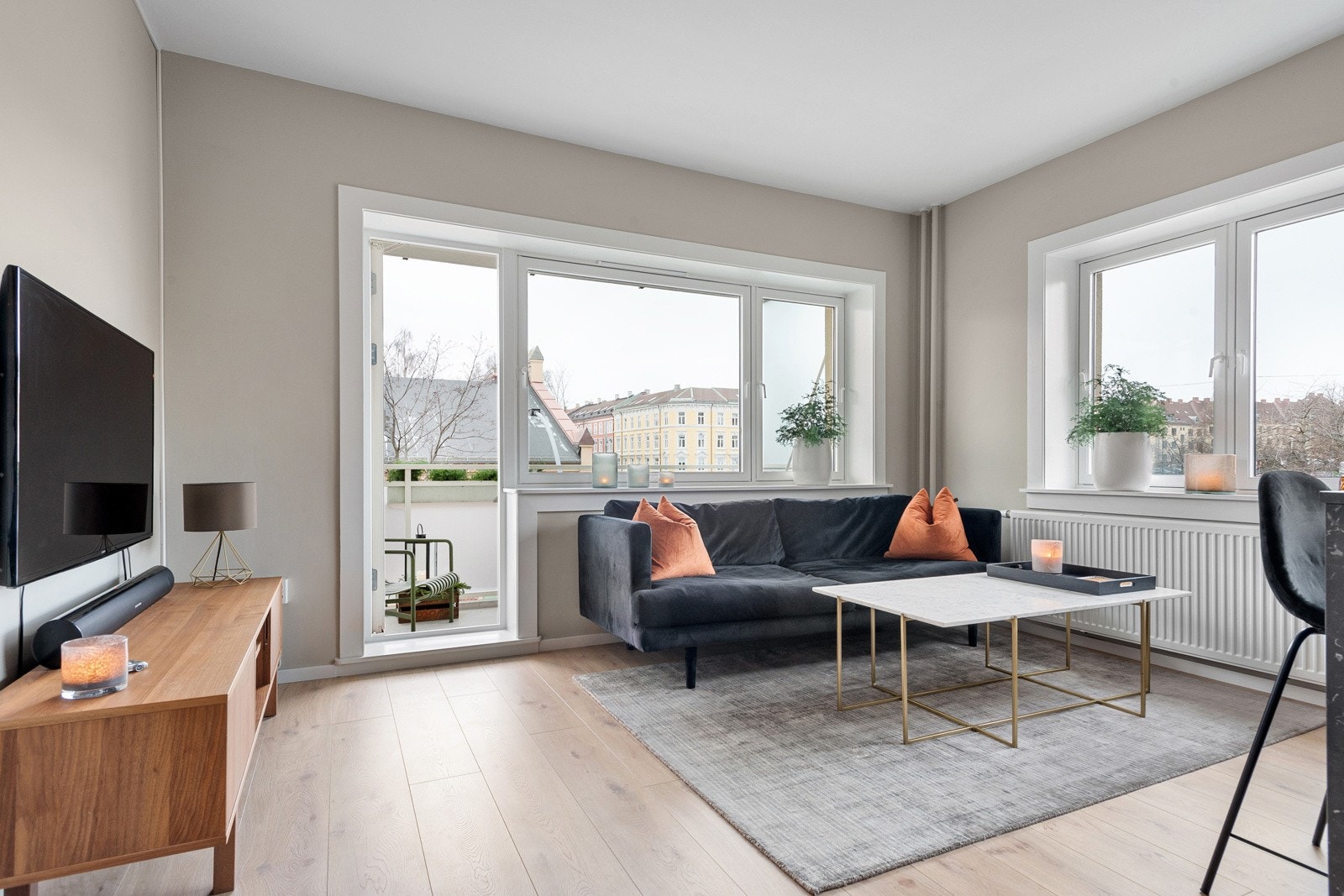 De store vindusflatene gir rikelig med innslipp av naturlig dagslys. Galleribilde