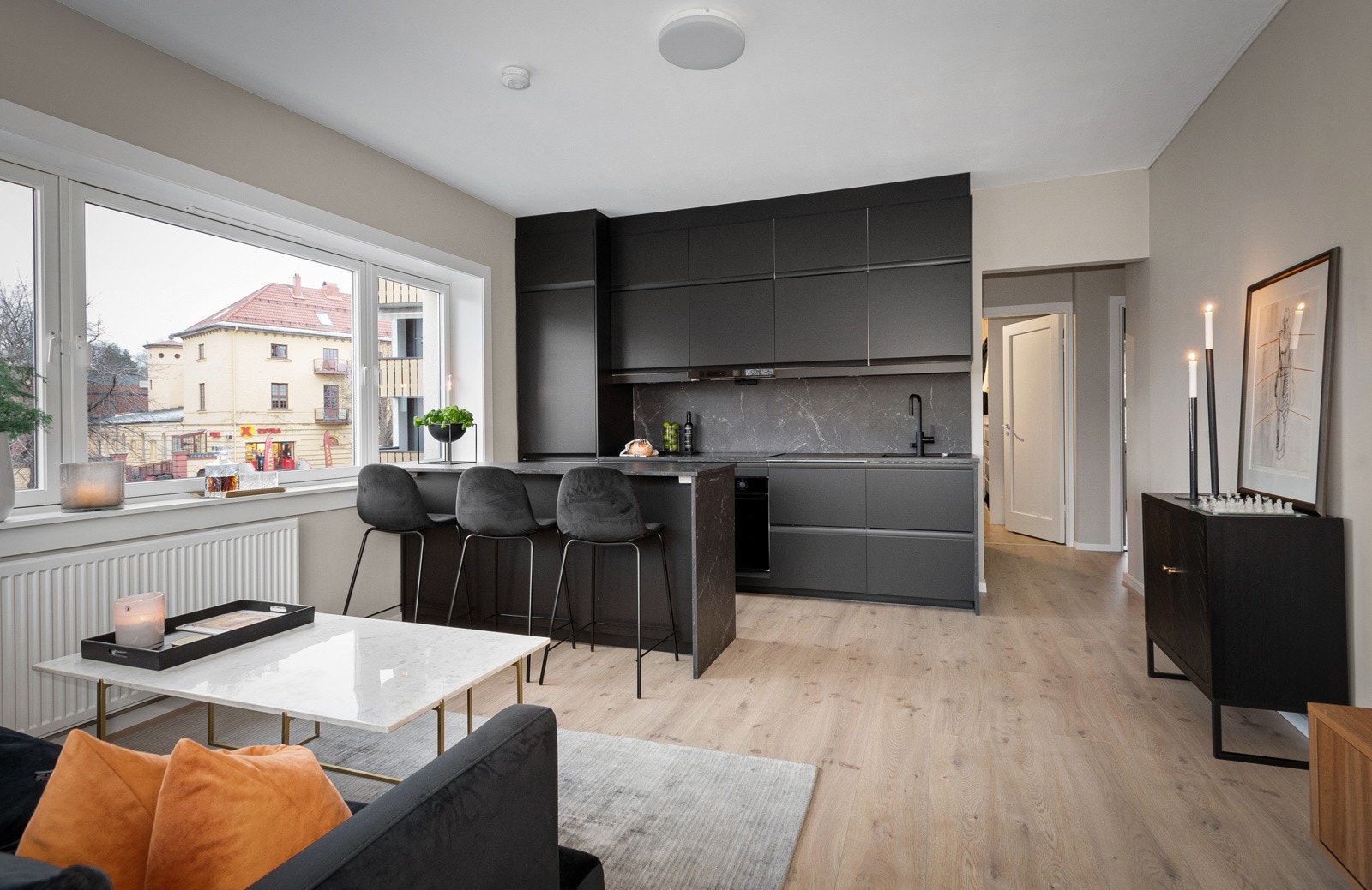 Om man ønsker kan det innredes med et lite spisebord i overgangen mellom kjøkken og stue. Galleribilde