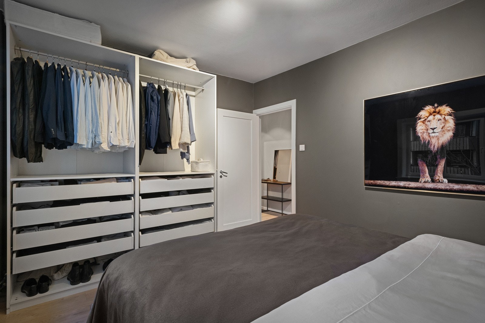 I hovedsoverommet følger det en praktisk garderobe med rikelig plass til klær og andre effekter. Galleribilde