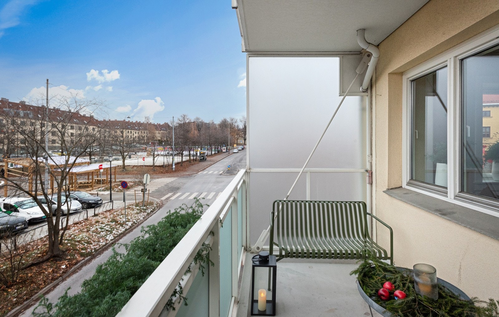 Balkongen vender ut mot flott lavbebyggelse og veien er ikke tillatt for bilkjøring (Kun buss). Galleribilde