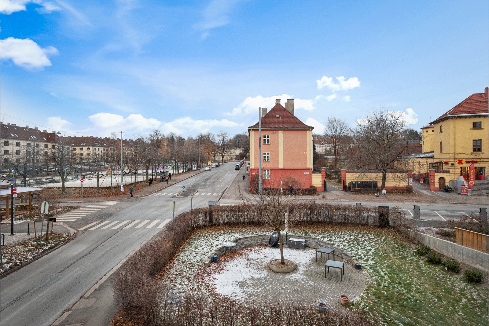 Utsikt fra stuevindu - åpent og luftig mot ballplassen og Torshovparken! Galleribilde