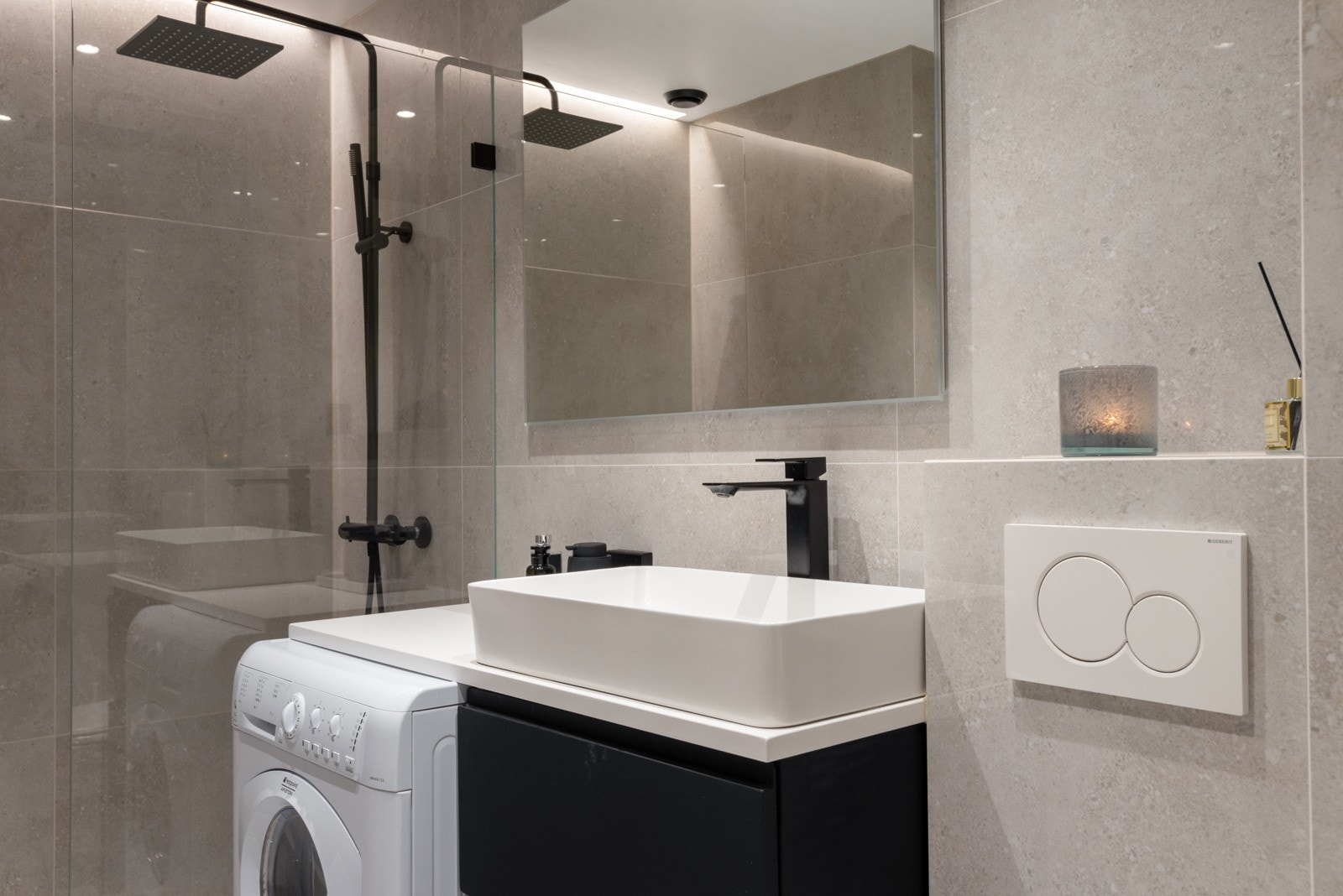 Det lekre badet er velutstyrt. Vaskemaskinen følger boligen. Galleribilde