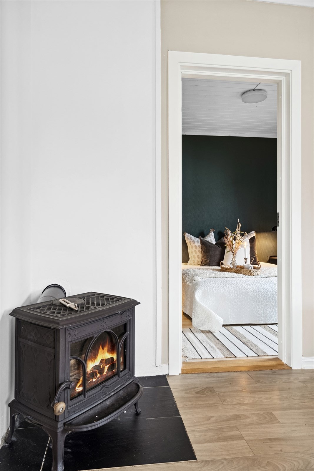 Fra stuen er det adkomst til det store hovedsoverommet Galleribilde