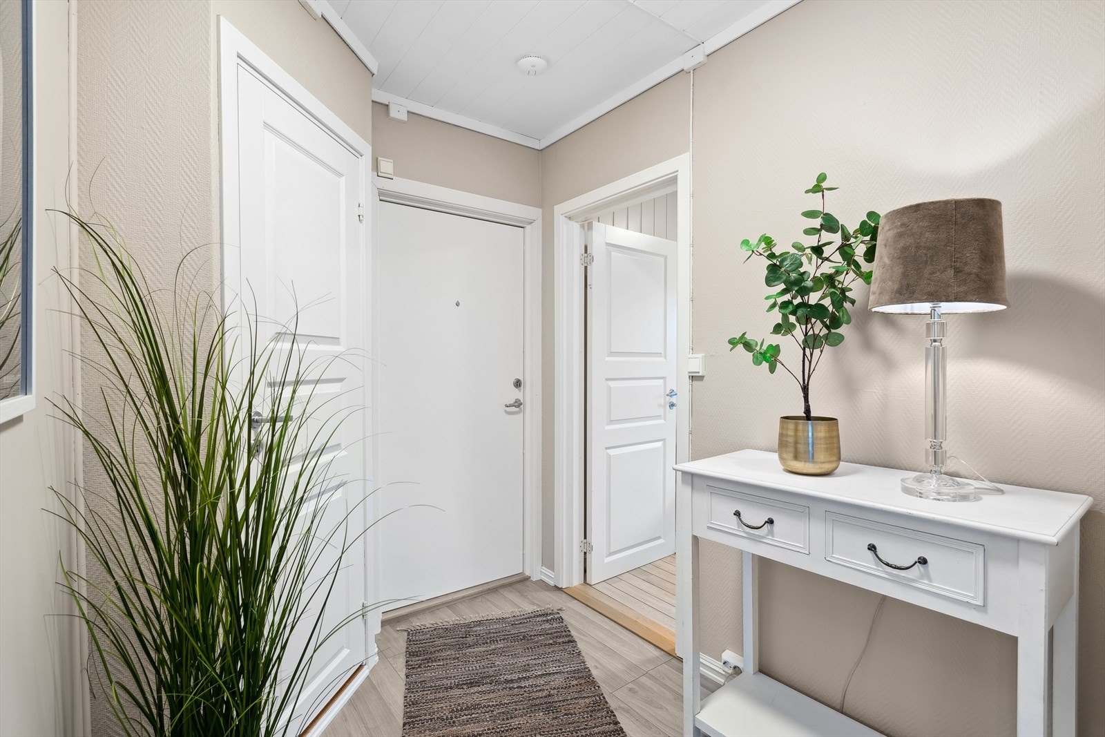 Hyggelig velkomst i leiligheten - nymalt og delikat! Plass til garderobeskap ved behov. Bodplass i kjeller og loft Galleribilde