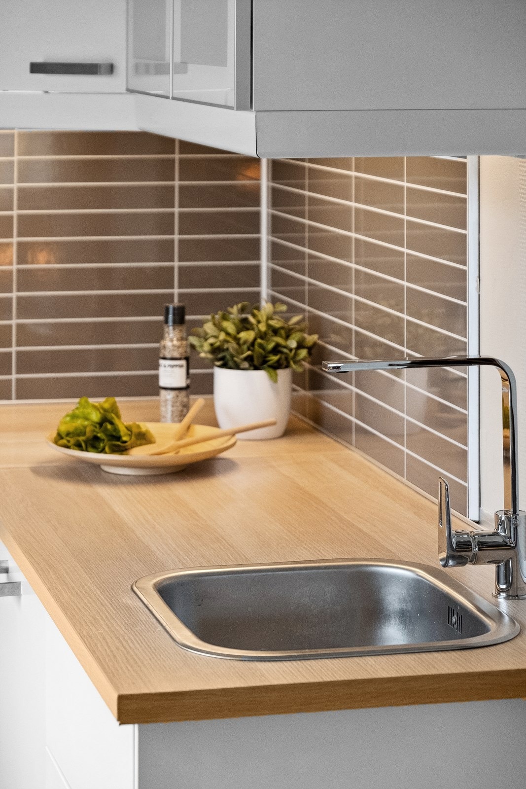 Kitchenboard mellom over- og underskap og integrerte hvitevarer Galleribilde