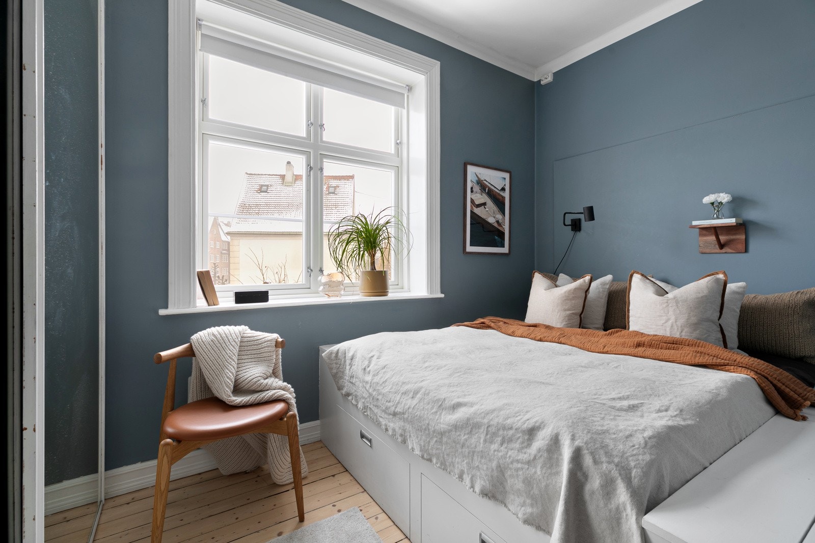 Fra soverommet har du hyggelig utsyn mot grøntområder og arkitektoniske bygninger, samtidig som det gir begrenset innsyn. Galleribilde