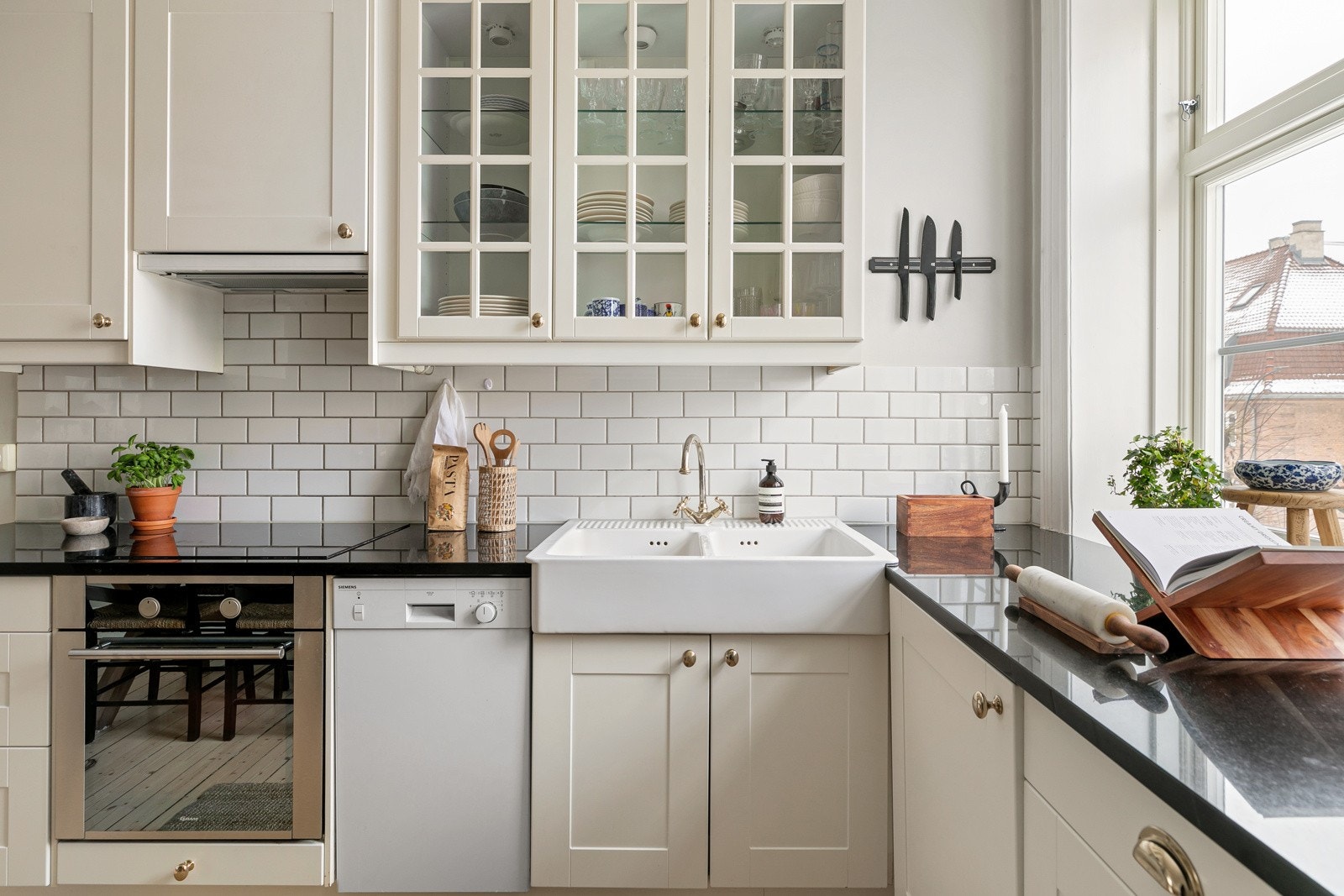 Integrerte hvitevarer som induksjonsplatetopp, stekeovn og kjøle-/fryseskap. Det er også opplegg for vaskemaskin og oppvaskmaskin (40 cm). Galleribilde