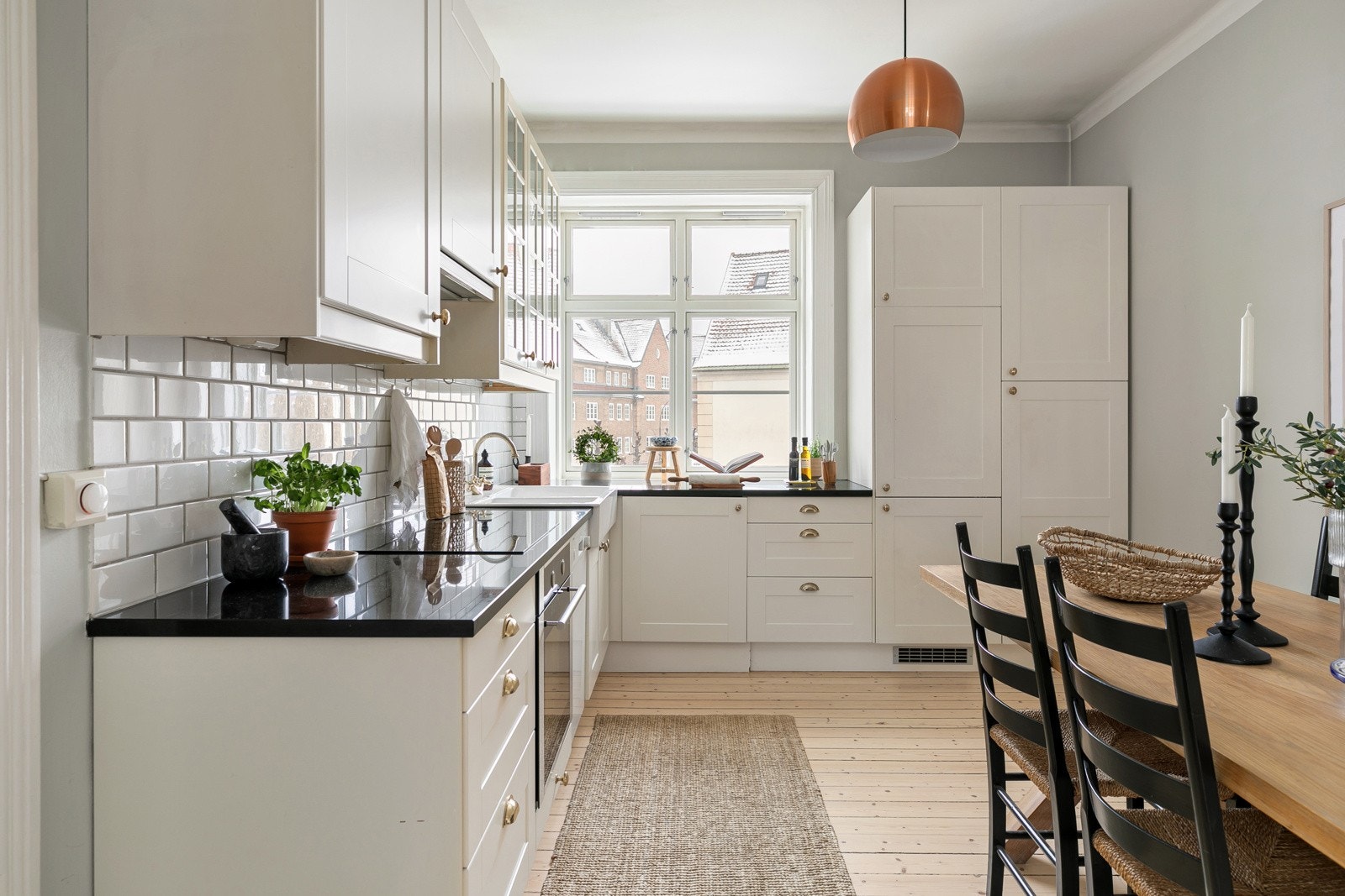 Kjøkkenet er utformet i en L-form for å gi et brukervennlig preg med mye skap- og benkeplassKjøkkenet er utformet i en L-form for å gi et brukervennlig preg med mye skap- og benkeplass. Galleribilde