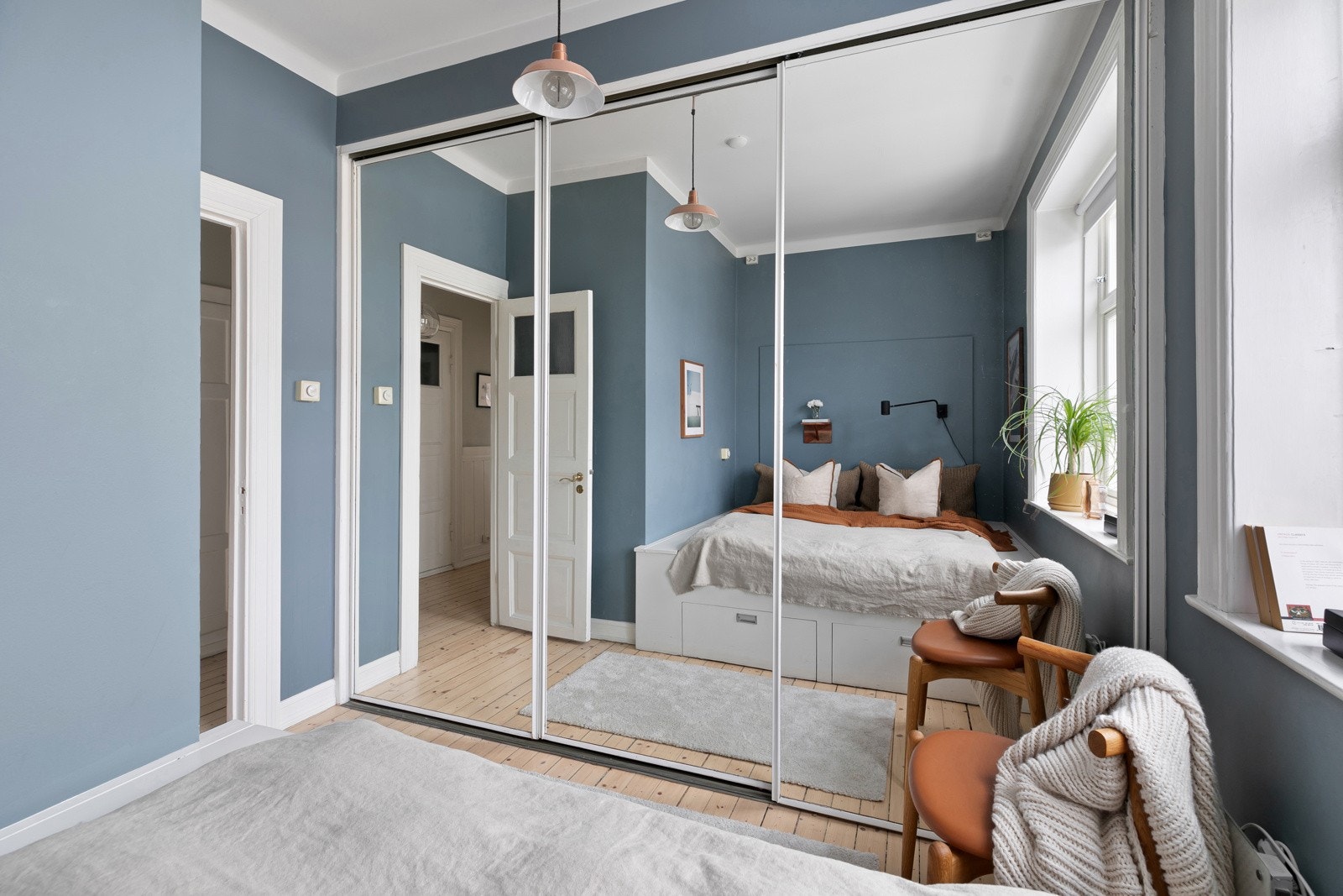 Sengen er håndlaget og inneholder smarte løsninger for ekstra oppbevaring. Galleribilde