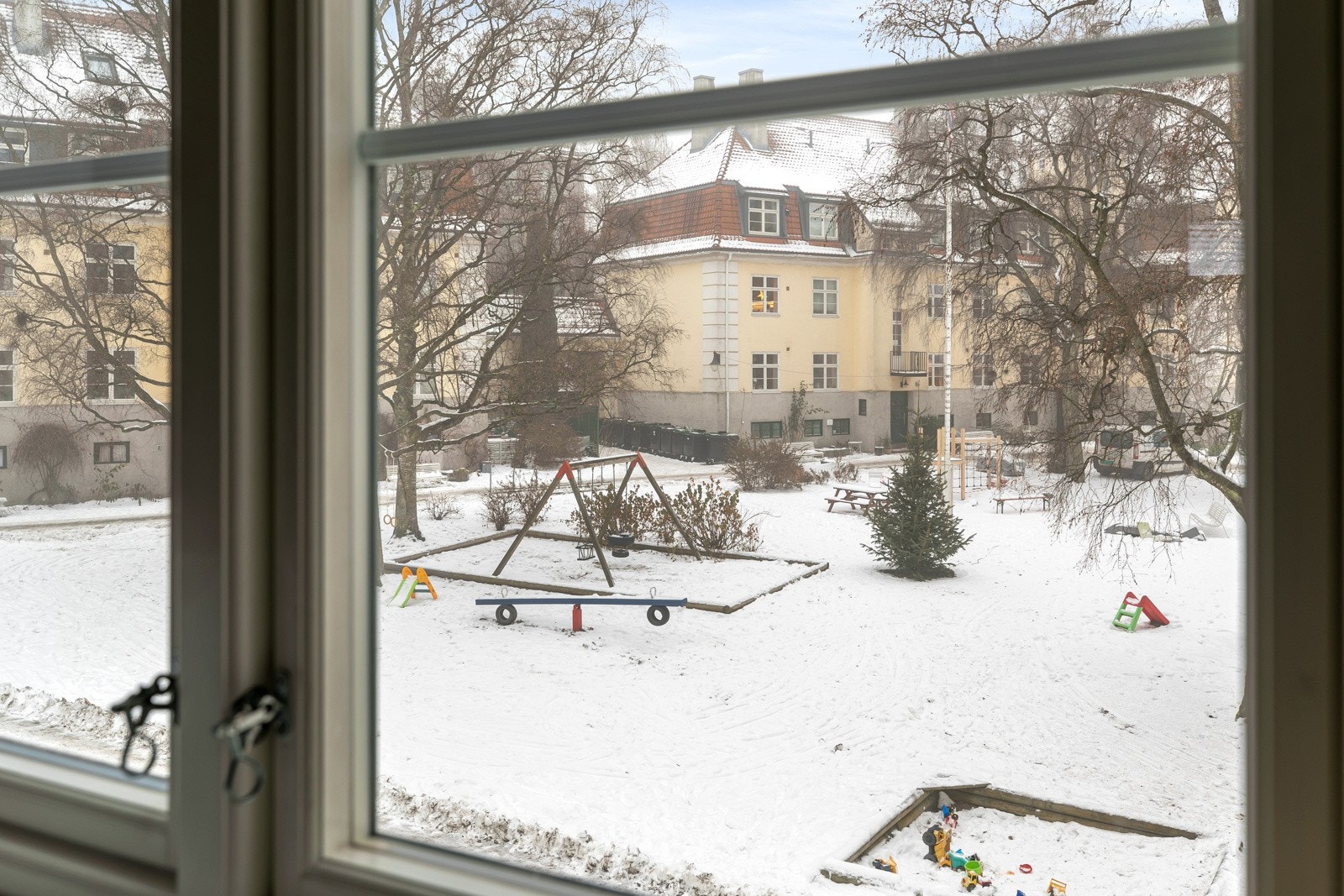 Leiligheten har en fantastisk intern beliggenhet i midt-rekken og vender i sør mot en bakgård. Galleribilde