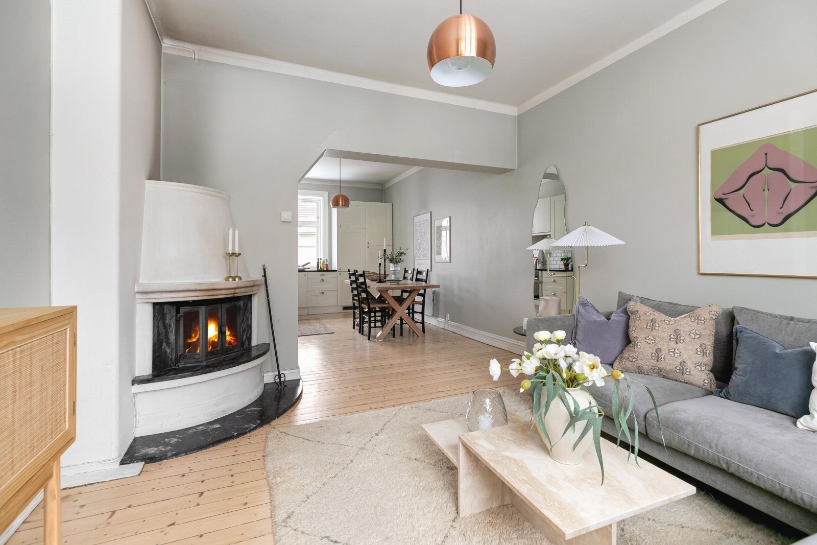 Stuen er av god størrelse og har tilstrekkelig plass til en sofagruppe med tilhørende møblement, en sittegruppe, samt hyller/skap for oppbevaring og lignende. Galleribilde