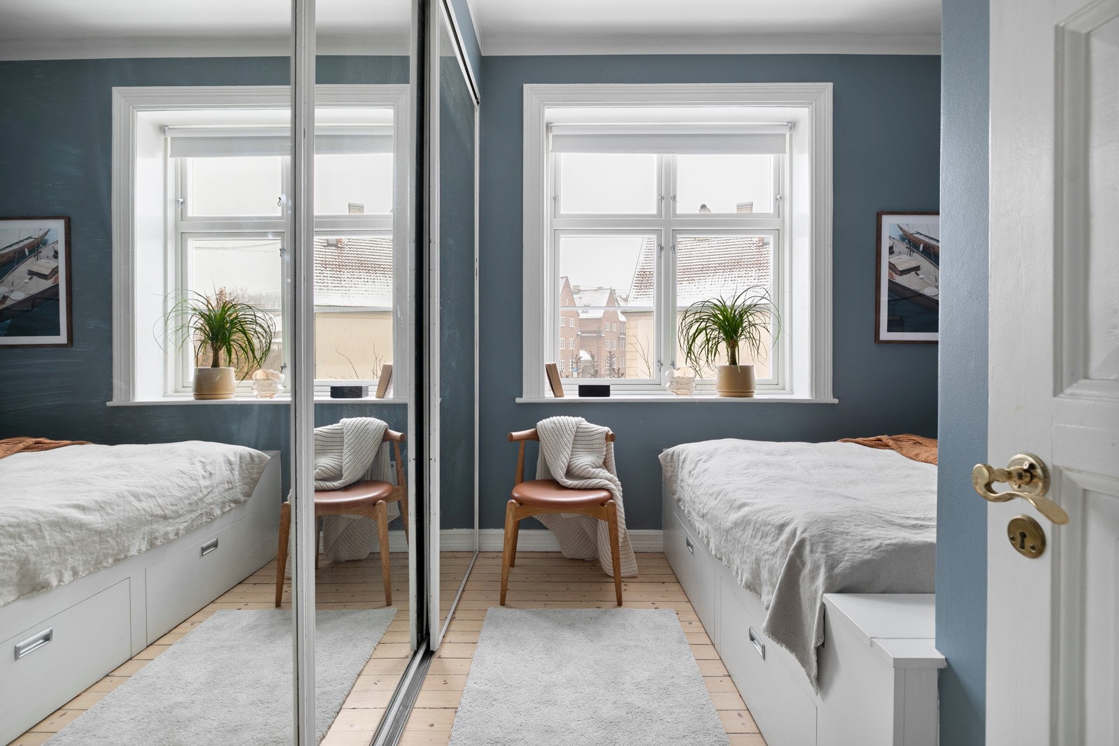 Romslig soverom med en skreddersydd seng og integrert dyb skyvedørsgarderobe. Galleribilde