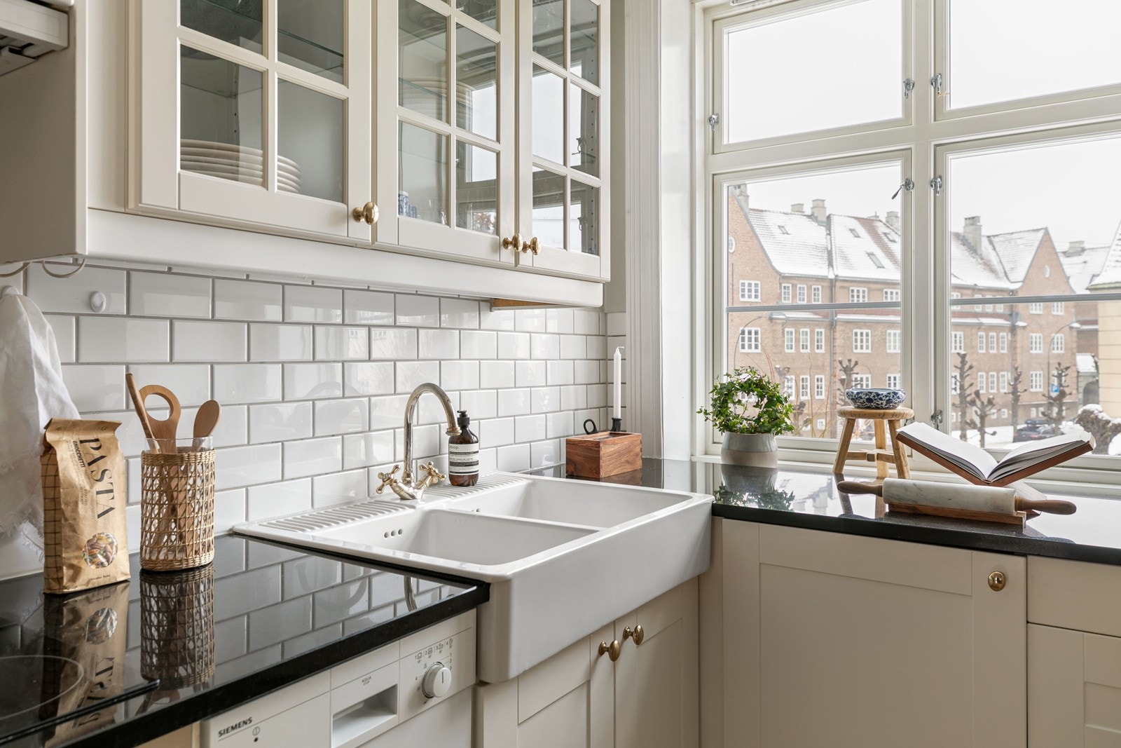 Under matlagingen kan du nyte rikelig med naturlig lys og fantastisk utsyn mot ærverdige teglsteinsbygg omgitt av grønne områder. Galleribilde