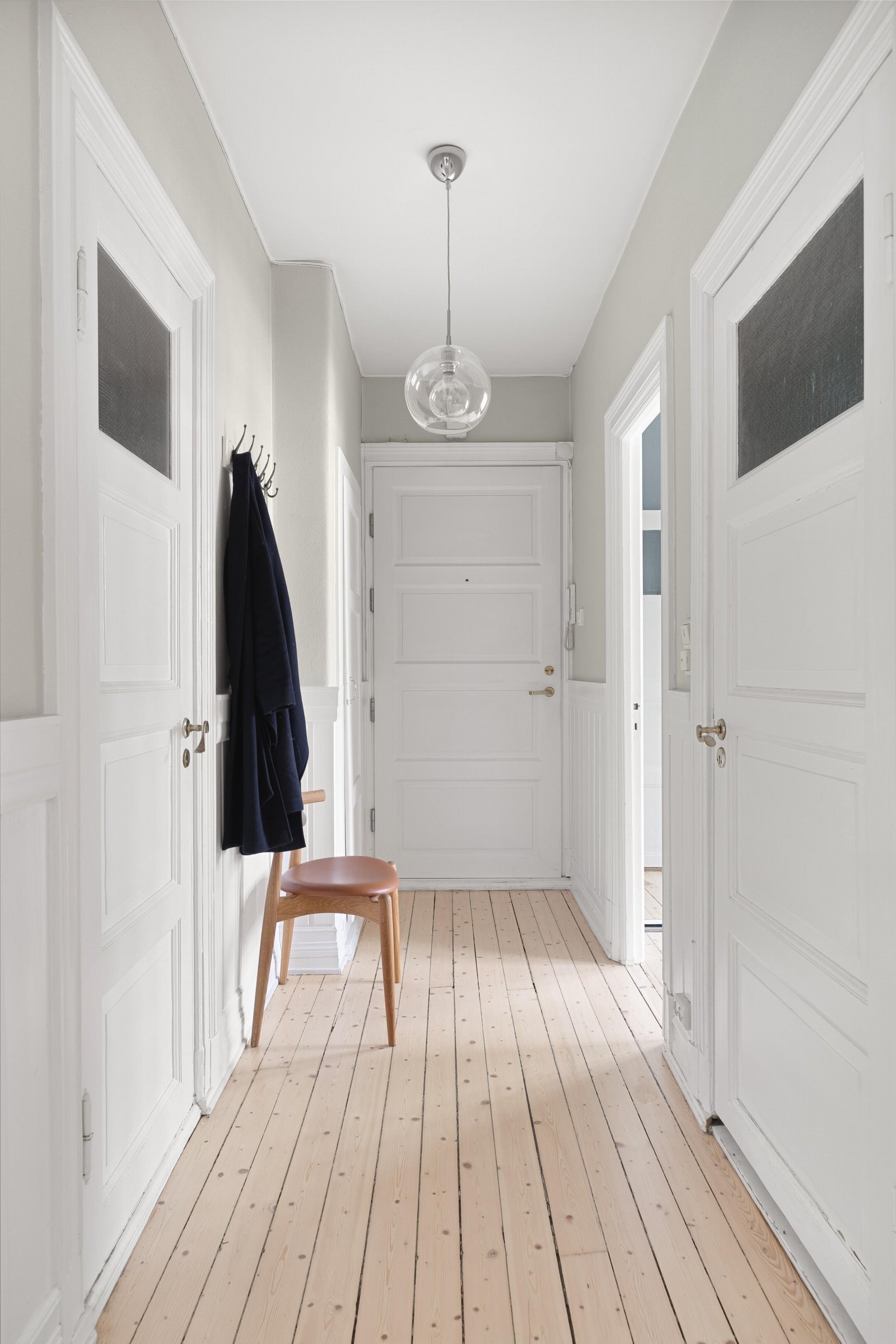 I entréen er det en innvendig bod, samt knagger til oppheng av klær. Galleribilde