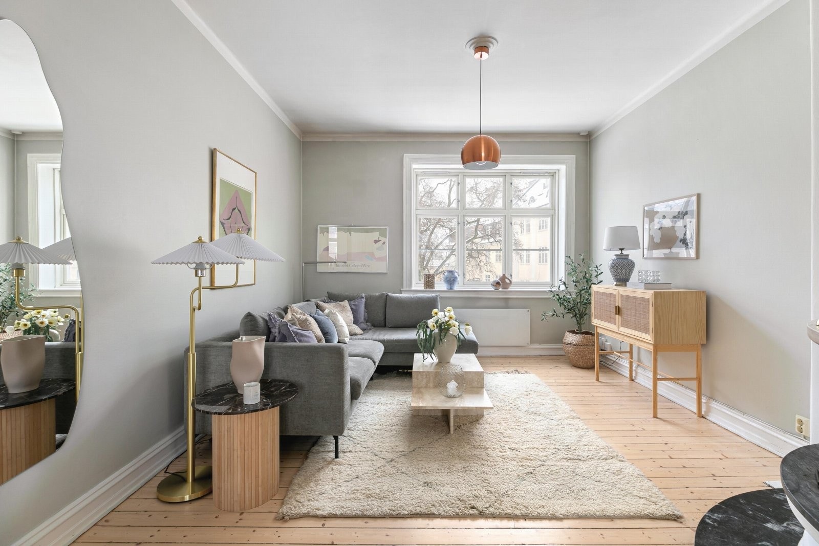 Leiligheten er et nydelig resultat av kombinasjonen klassisk og moderne, med elementer som originale gulv, generøs himlingshøyde og et moderne kjøkken. Galleribilde