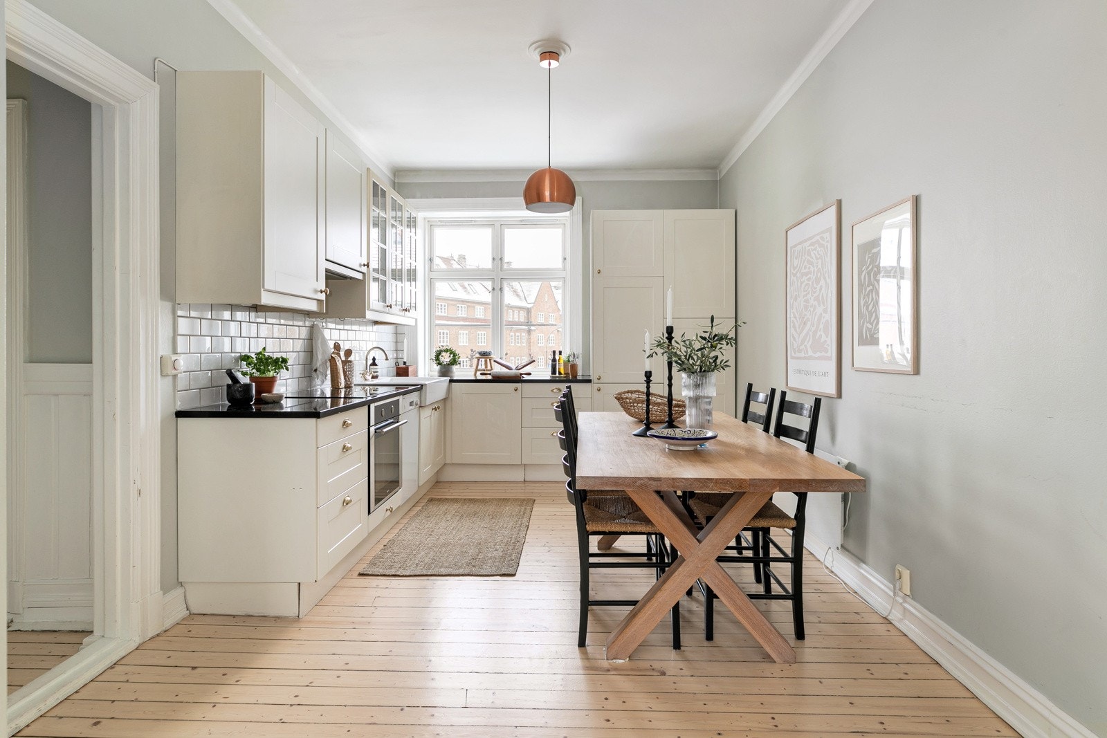 Stuen er delvis åpen mot kjøkkenet, noe som gir rikelig med naturlig lys. Galleribilde