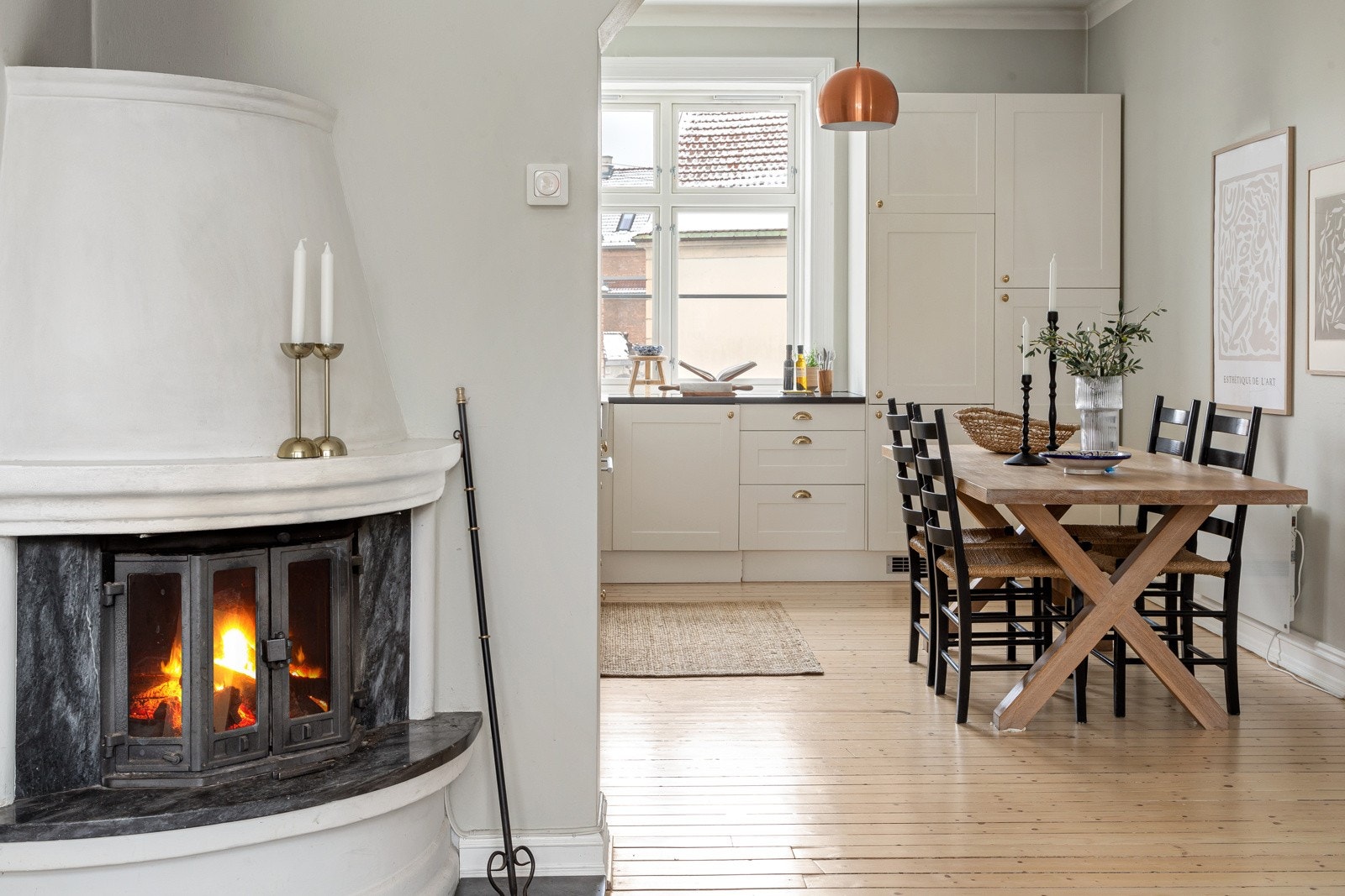 Peisen i stuen er ikke bare estetisk, men genererer også god varme. Galleribilde