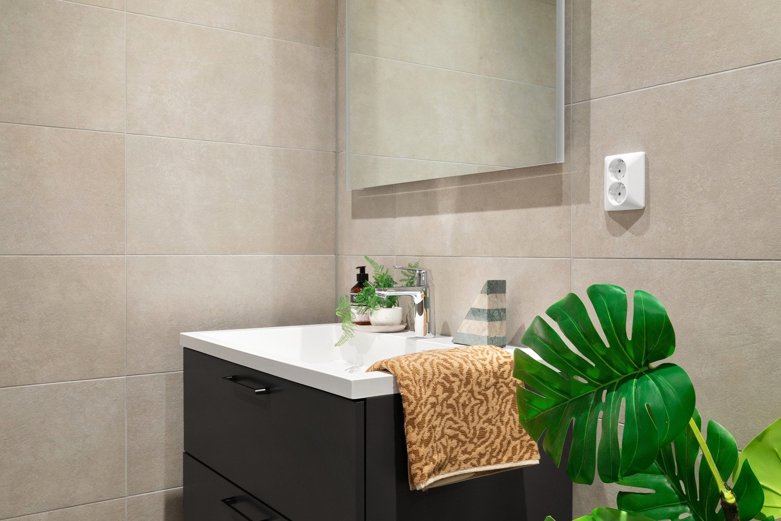 Servant med to skuffeseksjoner under og speil på vegg med LED-belysning Galleribilde