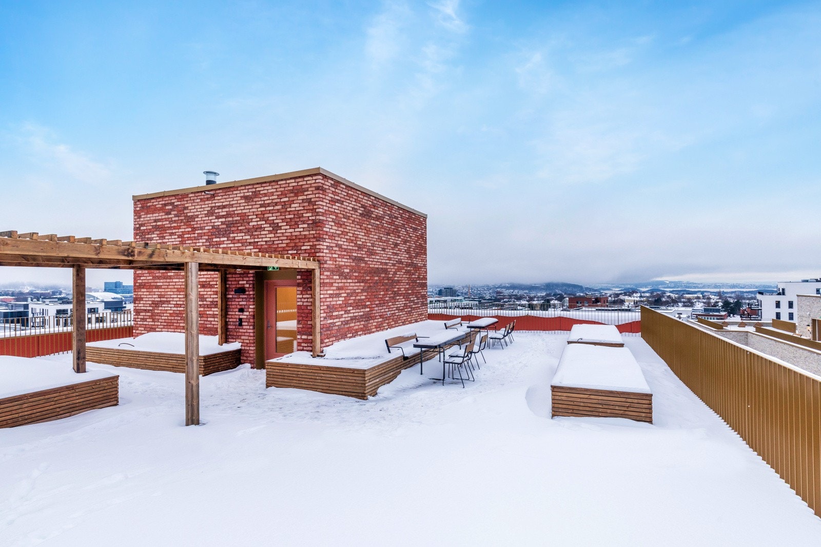 Leiligheten har tilgang til en stor felles og møblert takterrasse med meget gode solforhold og fantastisk utsikt Galleribilde