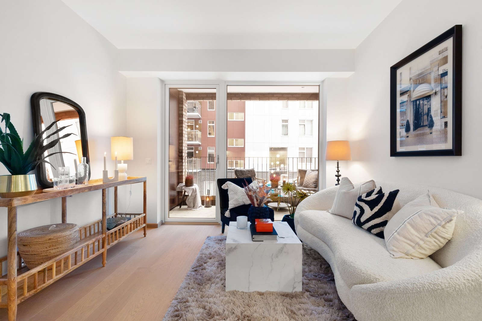 Stuen fremstår lys, luftig og tidsmessig utført. Galleribilde