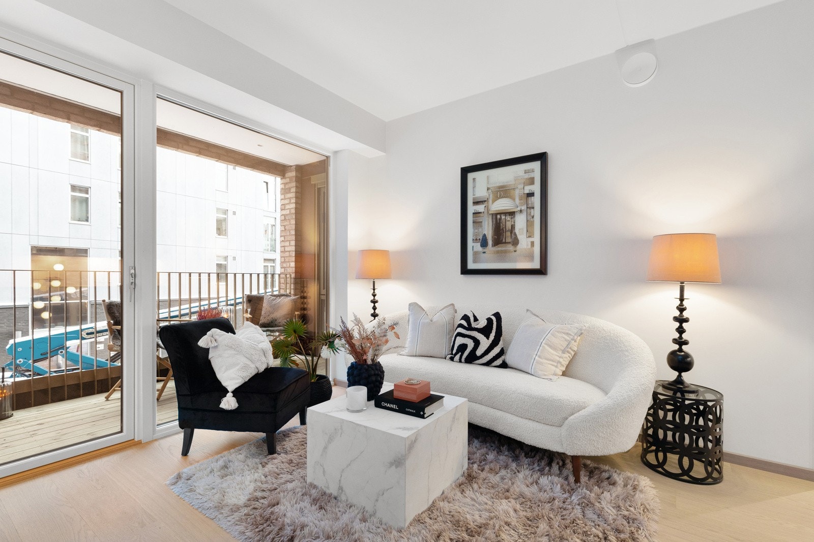 Generøse vindusflater som slipper inn godt med naturlig lys. Galleribilde